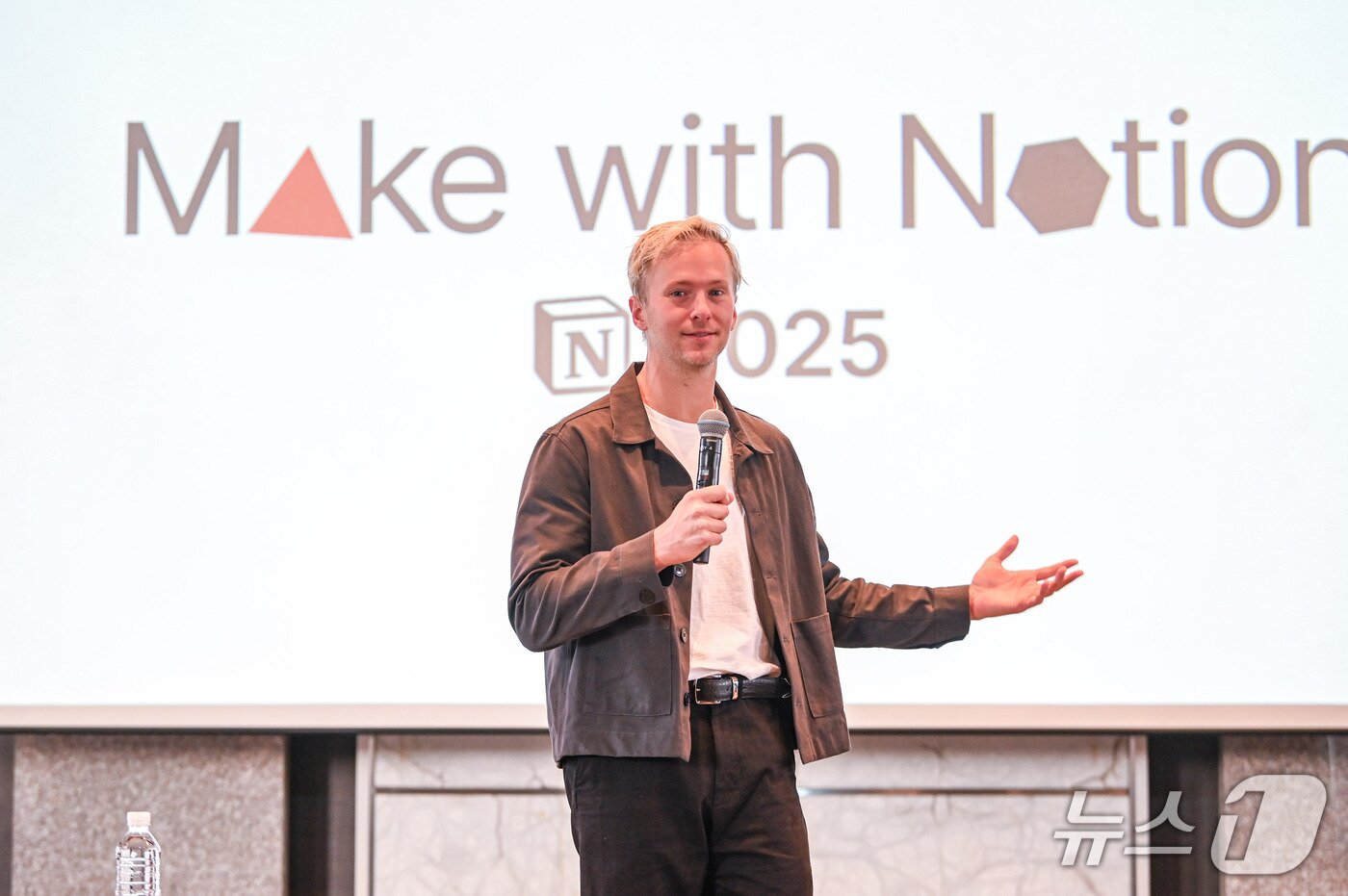 본문 이미지 - 존 헐리(John Hurley) 노션(Notion) 제품 마케팅 총괄이 서울 중구 더플라자호텔에서 열린 Make with Notion 2025 기자간담회서 발언하고 있다. 2025.10.23