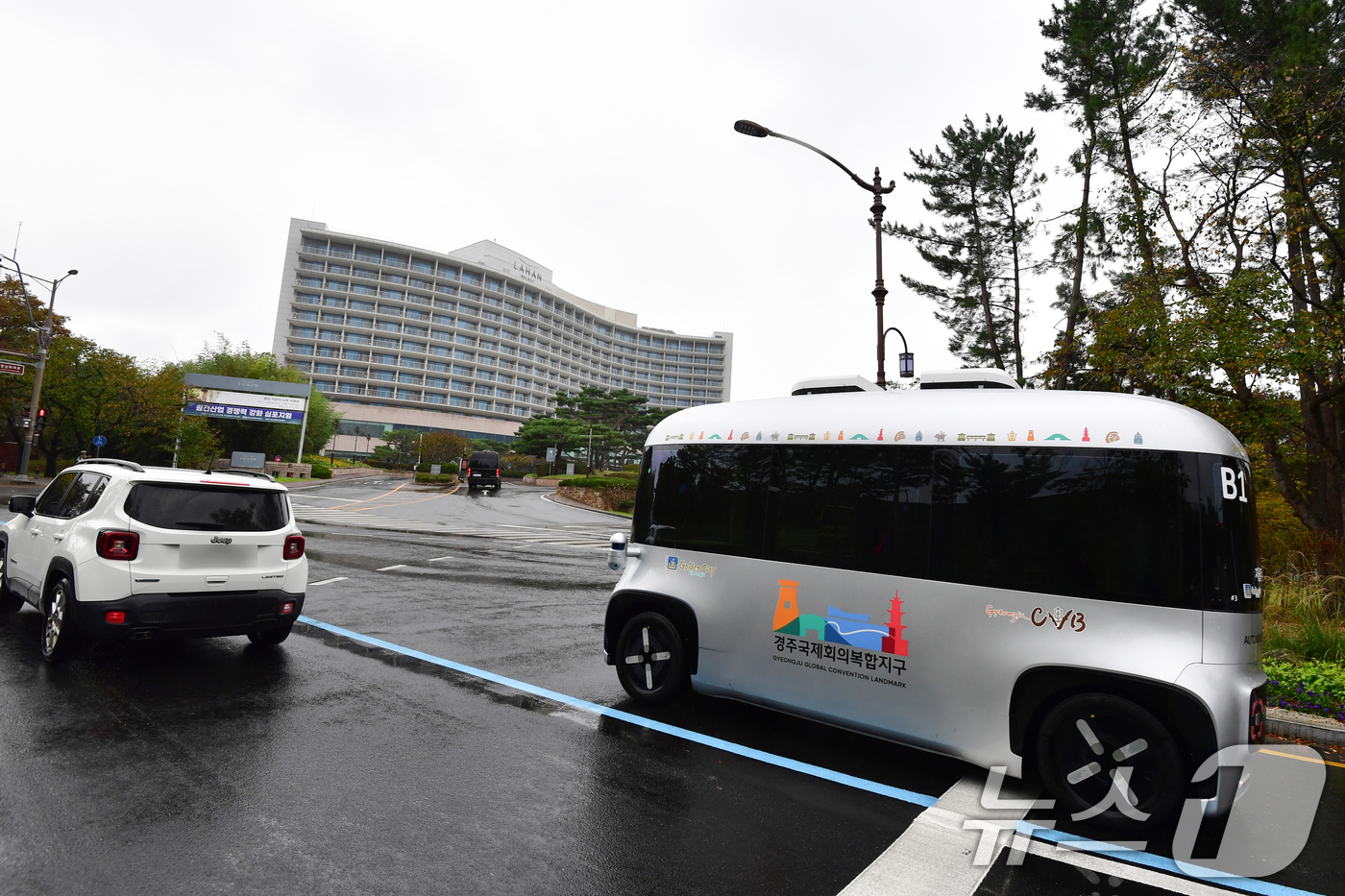 (경주=뉴스1) 최창호 기자 = APEC 2025 정상회의를 앞둔 23일 경북 경주시 정상회의장인 보문단지 일원에서 자율주행 셔틀버스가 운행되고 있다. 2025.10.23/뉴스1