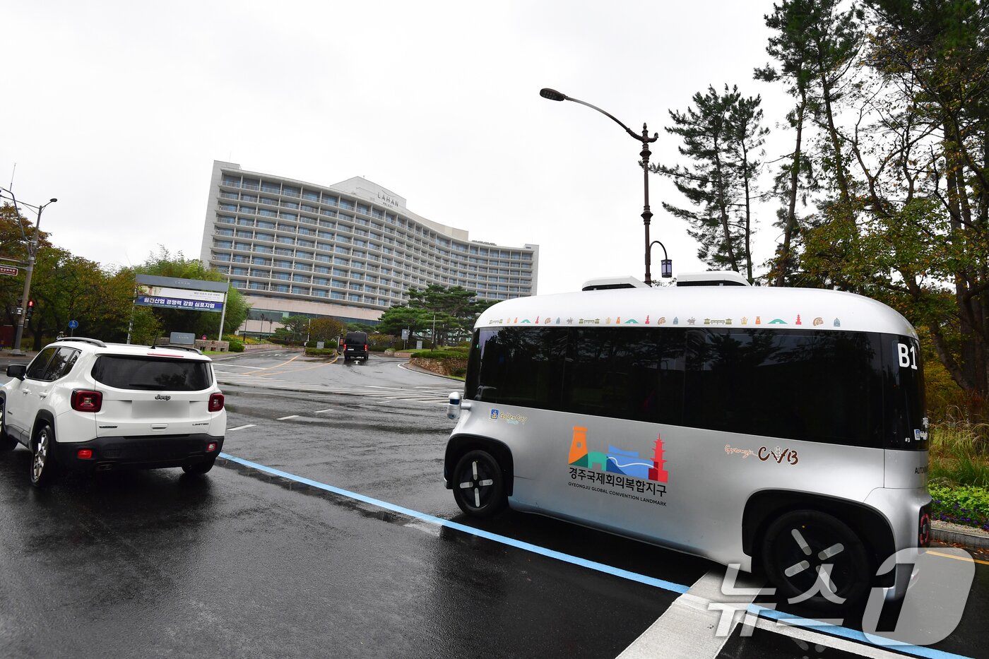 본문 이미지 - APEC 2025 정상회의를 앞둔 23일 경북 경주시 정상회의장인 보문단지 일원에서 자율주행 셔틀버스가 운행되고 있다. 2025.10.23/뉴스1 ⓒ News1 최창호 기자
