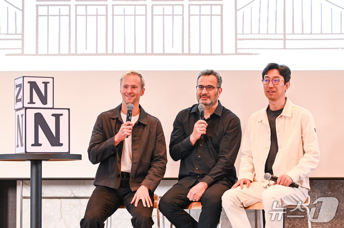 본문 이미지 - 왼쪽부터 존 헐리 노션 제품 마케팅 총괄, 퍼지 코스로우샤히 노션 최고기술책임자(CTO) , 박대성 노션코리아 사장이 질의에 답변하고 있다.(노션 제공)