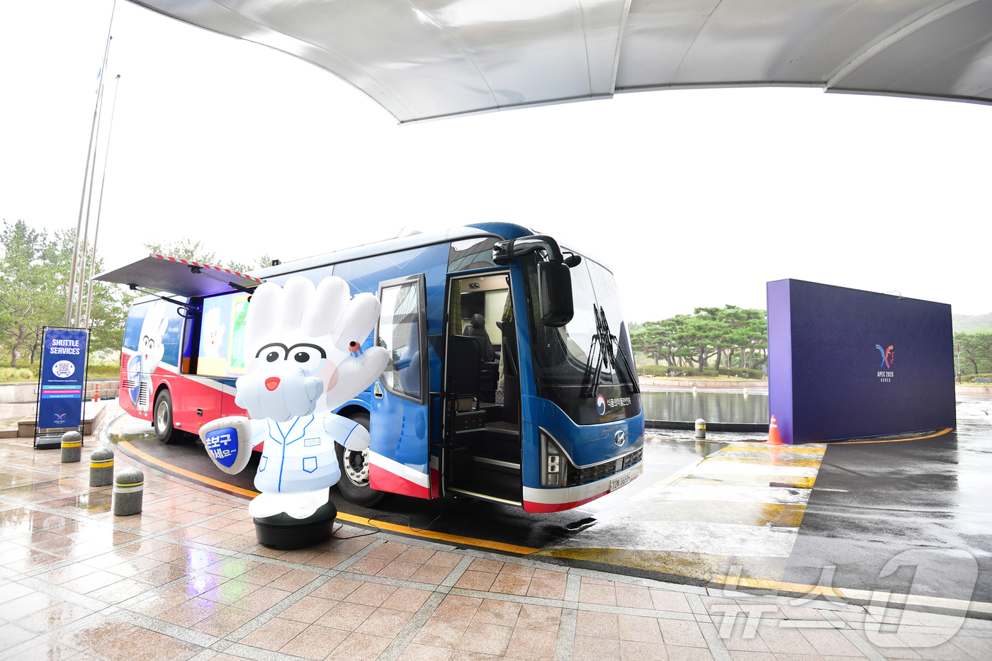 (경주=뉴스1) 최창호 기자 = APEC 2025 정상회의를 앞둔 23일 경북 경주시 라한 셀렉트 경주에서 식약처가 식중독 신속 검사 버스를 투입해 조리실 등에 대한 검사를 실시하 …