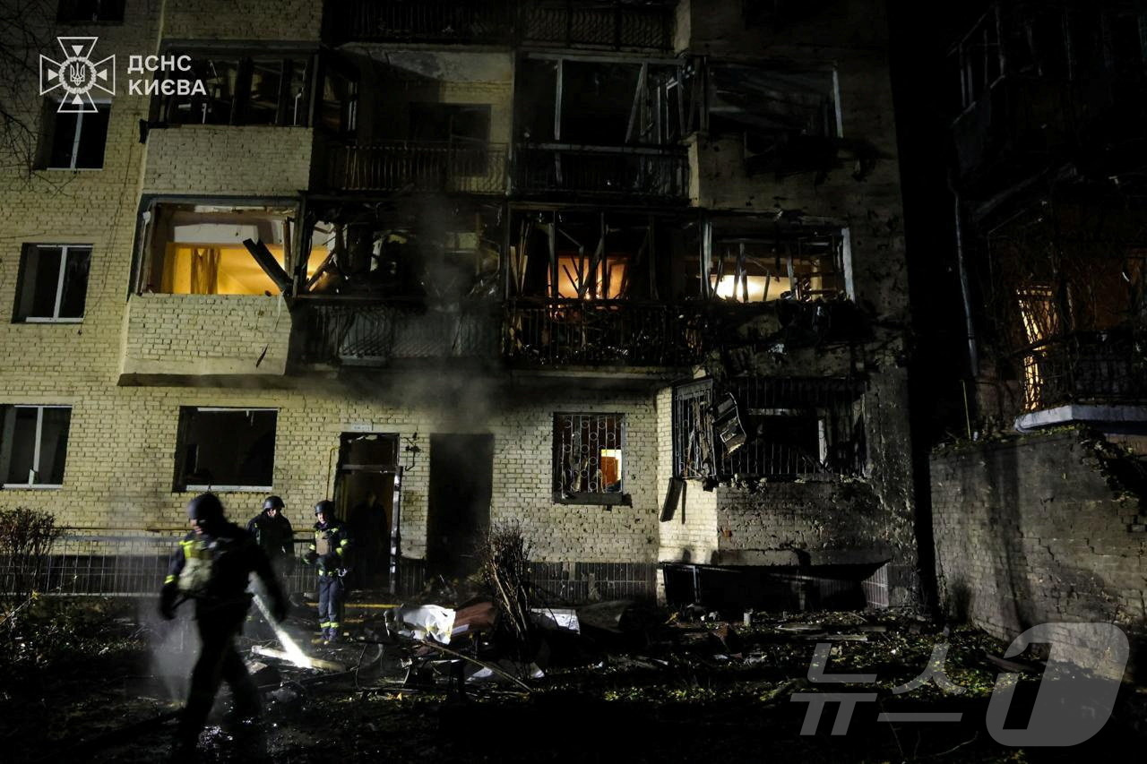 (키이우 로이터=뉴스1) 권영미 기자 = 22일(현지시간) 러시아의 드론 공격으로 피해를 입은 우크라이나 키이우 아파트 건물 현장에서 구조대원들이 작업을 벌이고 있다.ⓒ 로이터=뉴 …