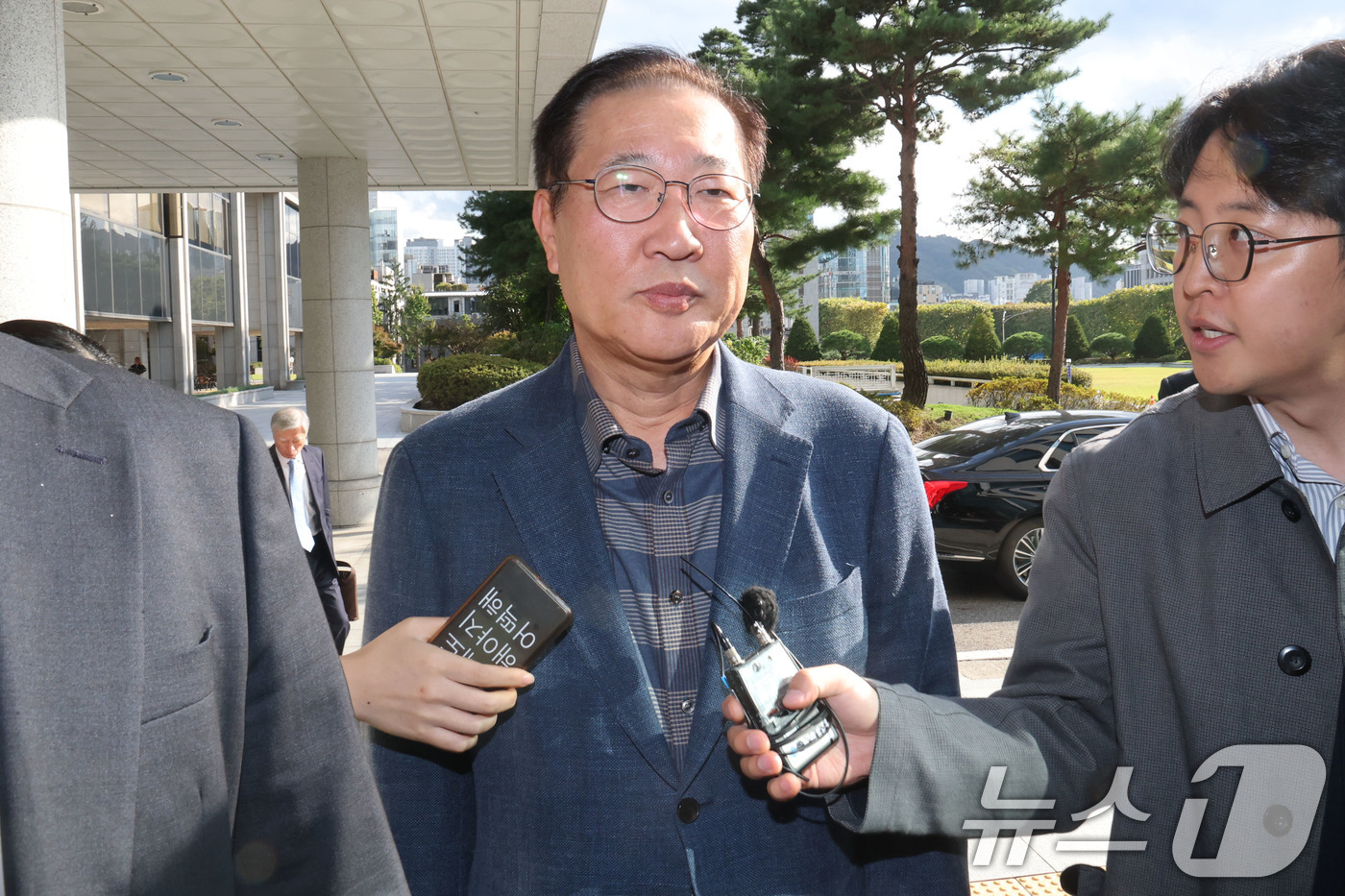 (서울=뉴스1) 이광호 기자 = 박성재 전 법무부 장관이 23일 구속영장 기각 이후 첫 조사를 받기 위해 서울 서초구 서울고등검찰청 내란 특검에 출석하고 있다.박 전 장관은 비상계 …