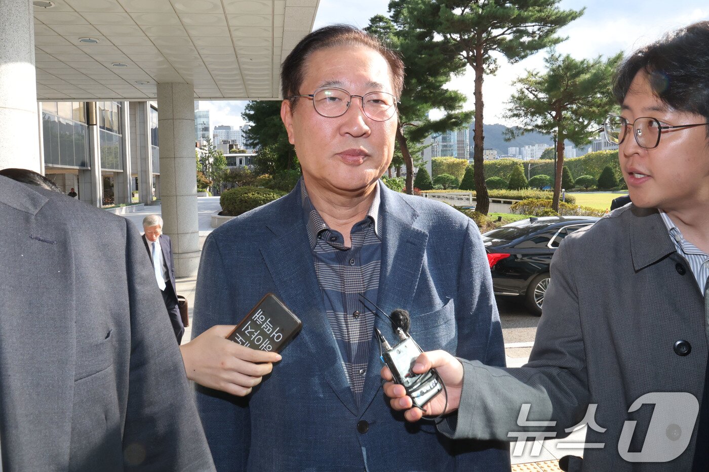 본문 이미지 - 박성재 전 법무부 장관이 23일 구속영장 기각 이후 첫 조사를 받기 위해 서울 서초구 서울고등검찰청 내란 특검에 출석하고 있다. 박 전 장관은 비상계엄 직후 '합동수사본부 검사 파견 검토 지시'와 '구치소 수용 공간 확인' '출국 금지팀 호출' 등을 지시한 혐의를 받고 있다. 2025.10.23 ⓒ 뉴스1 이광호 기자