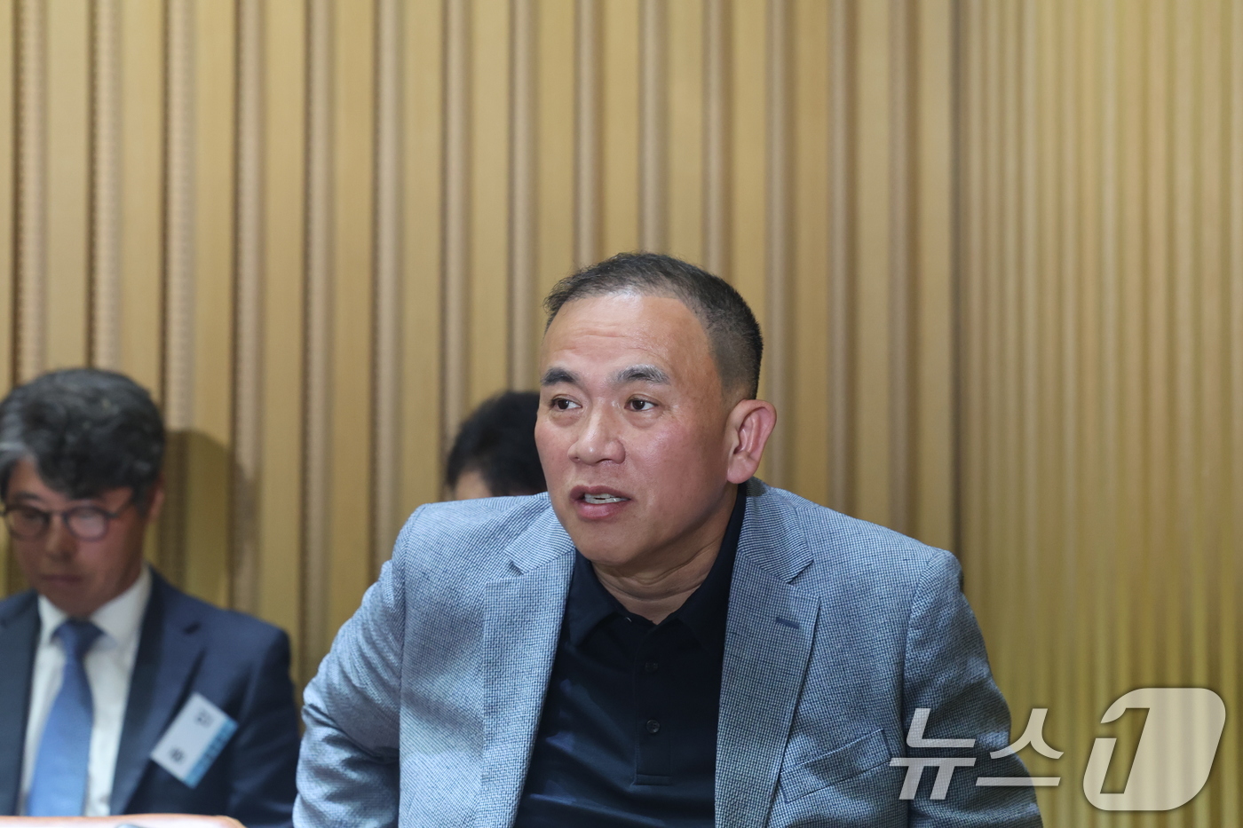 (서울=뉴스1) 황기선 기자 = '정치 브로커' 명태균씨가 23일 오후 서울 중구 서울시청에서 열린 국회 행정안전위원회 서울시청 국정감사에 자리하고 있다. 2025.10.23/뉴스 …