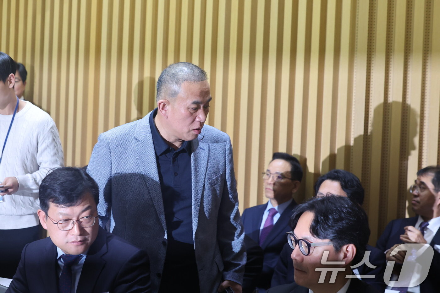 본문 이미지 - &#39;정치 브로커&#39; 명태균씨가 23일 오후 서울 중구 서울시청에서 열린 국회 행정안전위원회 서울시청 국정감사에 자리하고 있다. 2025.10.23/뉴스1 ⓒ News1 황기선 기자