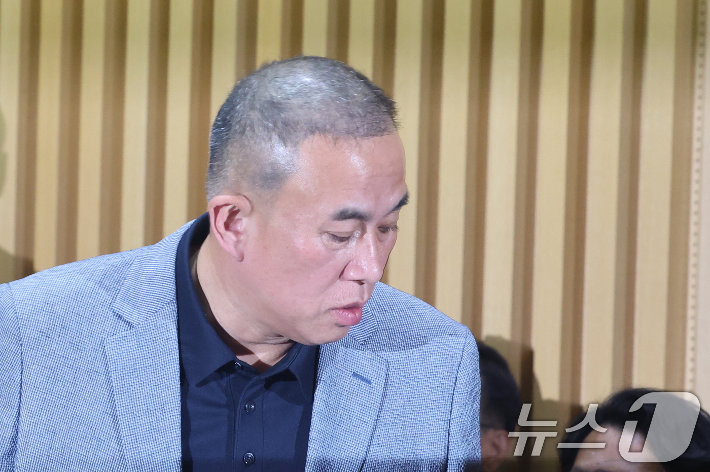 (서울=뉴스1) 황기선 기자 = '정치 브로커' 명태균씨가 23일 오후 서울 중구 서울시청에서 열린 국회 행정안전위원회 서울시청 국정감사에 자리하고 있다. 2025.10.23/뉴스 …