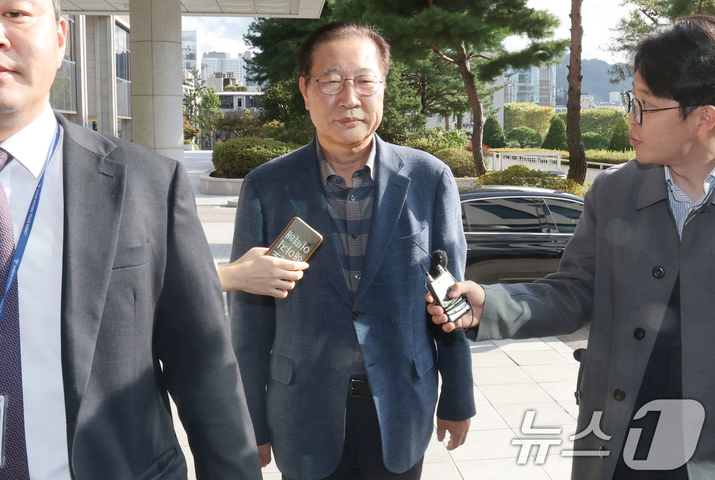 (서울=뉴스1) 이광호 기자 = 박성재 전 법무부 장관이 23일 구속영장 기각 이후 첫 조사를 받기 위해 서울 서초구 서울고등검찰청 내란 특검에 출석하고 있다.박 전 장관은 비상계 …