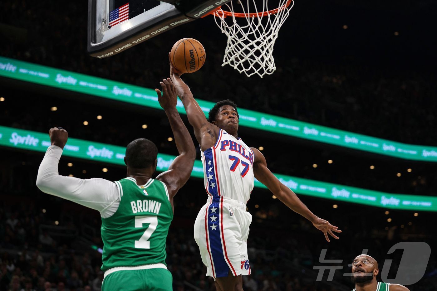 본문 이미지 - VJ 에지컴&#40;77번&#41;이 NBA 데뷔 무대에서 34점을 올리며 강렬한 인상을 남겼다. ⓒ AFP=뉴스1
