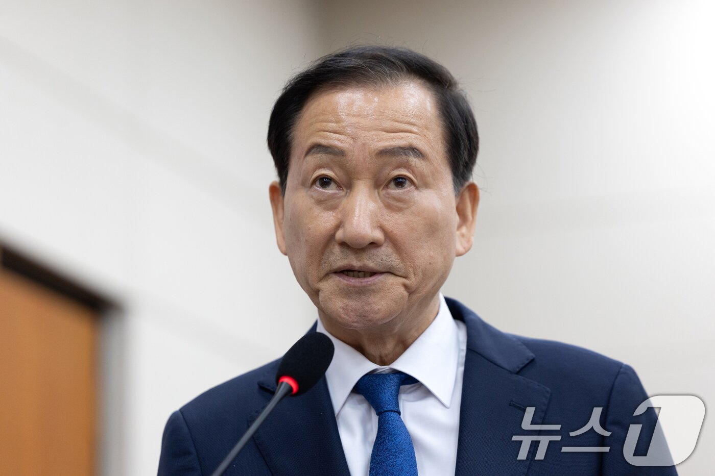 본문 이미지 - 류희림 전 방송통신심의위원장이 지난해 10월 23일 서울 여의도 국회에서 열린 과학기술정보방송통신위원회 한국방송공사 등에 대한 국정감사에 출석해 증인선서 거부 이유를 밝히고 있다. 2025.10.23 ⓒ 뉴스1 이승배 기자