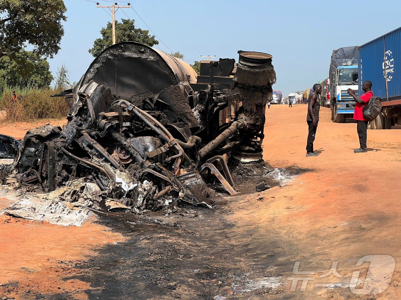 본문 이미지 - 나이지리아 북부의 한 도로에서 연료탱크가 폭발해 대형 인명 피해가 발생했다. 로이터통신, 현지 언론 등에 따르면 21일&#40;현지시간&#41; 오전11시께 나이지리아 북부 니제르주를 지나던 석유 수송 탱크로리 차량이 폭발해 최소 35명이 숨지고 46명이 다쳤다. 연료를 싣고 달리던 트럭이 도로 위에서 미끄러져 전복됐고 차량에서 흘러나온 휘발유를 퍼담기 위해 주민 수십 명이 몰려든 순간 폭발이 일어났다. 현장은 순식간에 불길에 휩싸였고, 화염에 탄 차량과 시신이 다수 발견됐다. ⓒ 로이터=뉴스1 ⓒ News1 이민서 기자