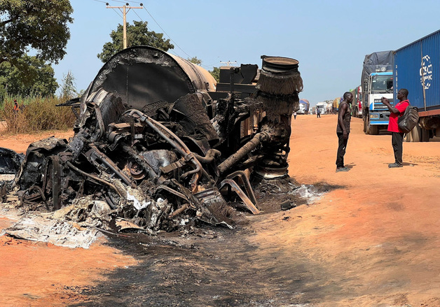 [영상] 기름 쏟아지자 몰려든 주민들…나이지리아 전복 트럭 폭발로 주민 35명 사망
