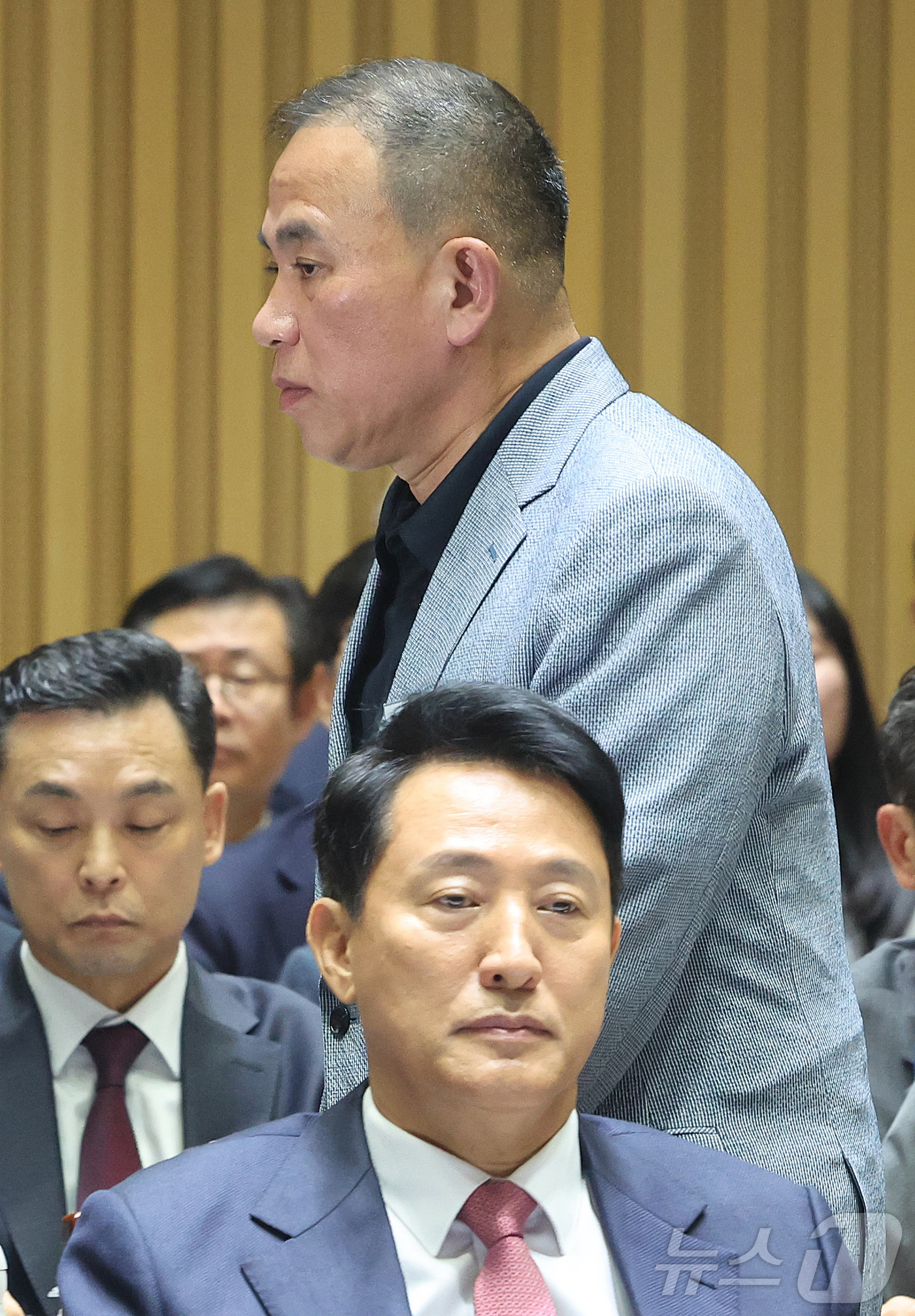 (서울=뉴스1) 황기선 기자 = '정치 브로커' 명태균씨가 23일 오후 서울 중구 서울시청에서 열린 국회 행정안전위원회 서울시청 국정감사에서 권칠승 더불어민주당 의원 질의에 답변하 …