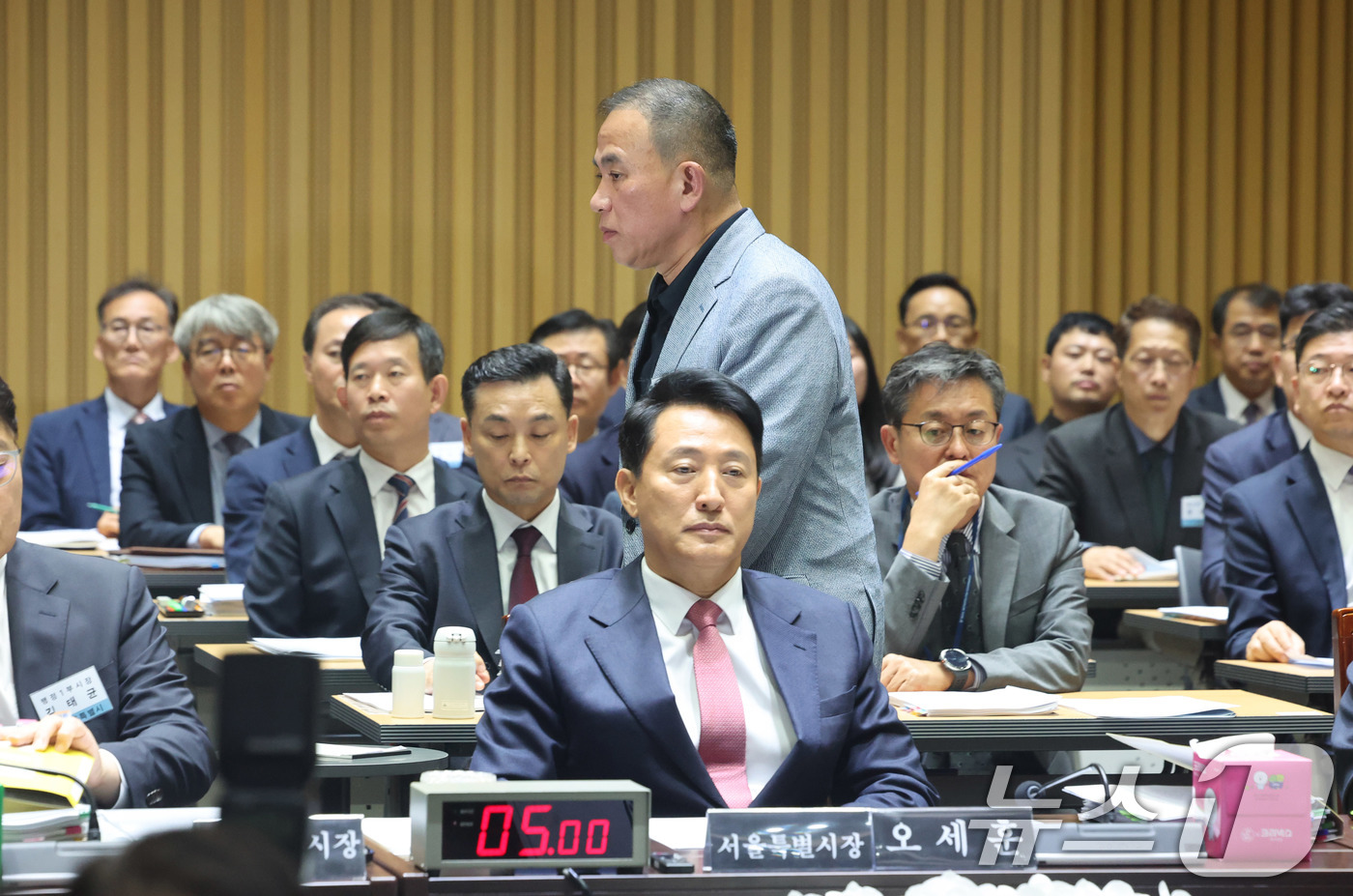 (서울=뉴스1) 황기선 기자 = '정치 브로커' 명태균씨가 23일 오후 서울 중구 서울시청에서 열린 국회 행정안전위원회 서울시청 국정감사에서 권칠승 더불어민주당 의원 질의에 답변하 …