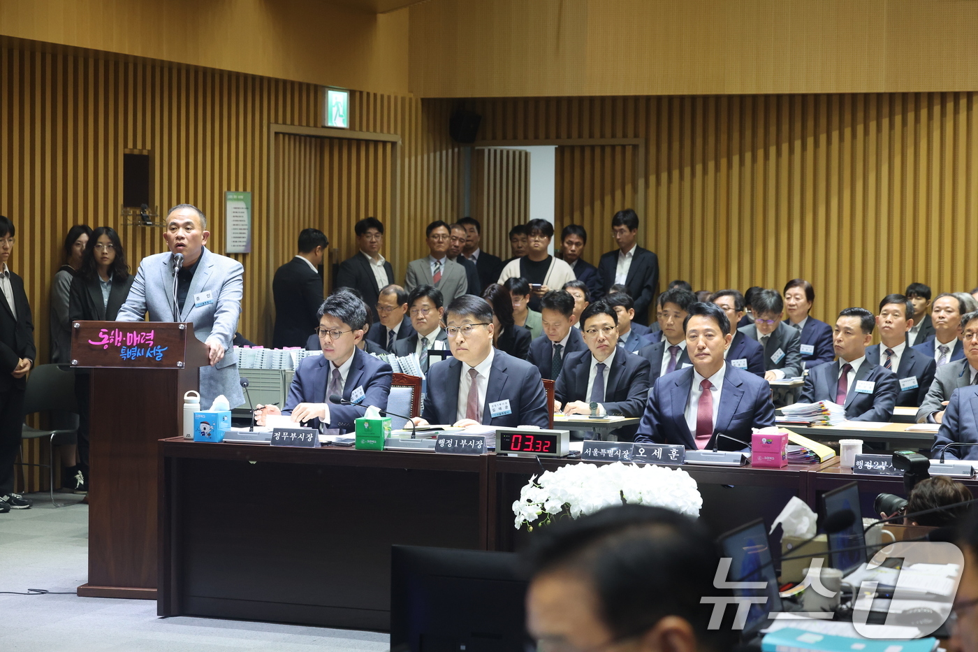 (서울=뉴스1) 황기선 기자 = '정치 브로커' 명태균씨가 23일 오후 서울 중구 서울시청에서 열린 국회 행정안전위원회 서울시청 국정감사에서 의원질의에 답하고 있다. 2025.10 …