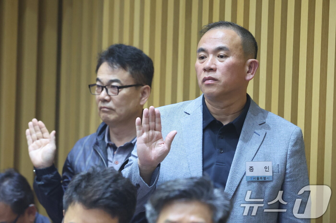 본문 이미지 - &#39;정치 브로커&#39; 명태균씨가 23일 오후 서울 중구 서울시청에서 열린 국회 행정안전위원회 서울시청 국정감사에서 증인 선서를 하고 있다. 2025.10.23/뉴스1 ⓒ News1 황기선 기자