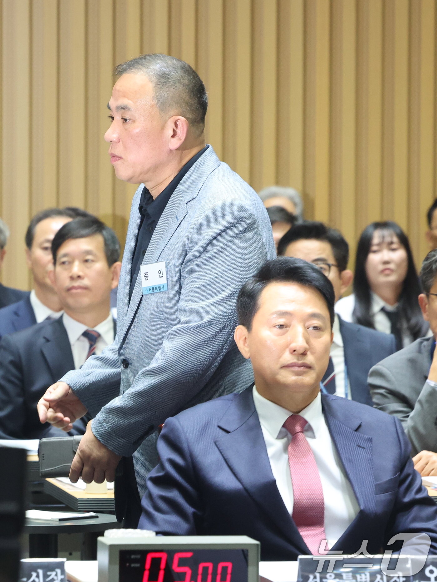 본문 이미지 - &#39;정치 브로커&#39; 명태균씨가 23일 오후 서울 중구 서울시청에서 열린 국회 행정안전위원회 서울시청 국정감사에서 권칠승 더불어민주당 의원 질의에 답변하기 위해 발언대로 향하고 있다. 2025.10.23/뉴스1 ⓒ News1 황기선 기자