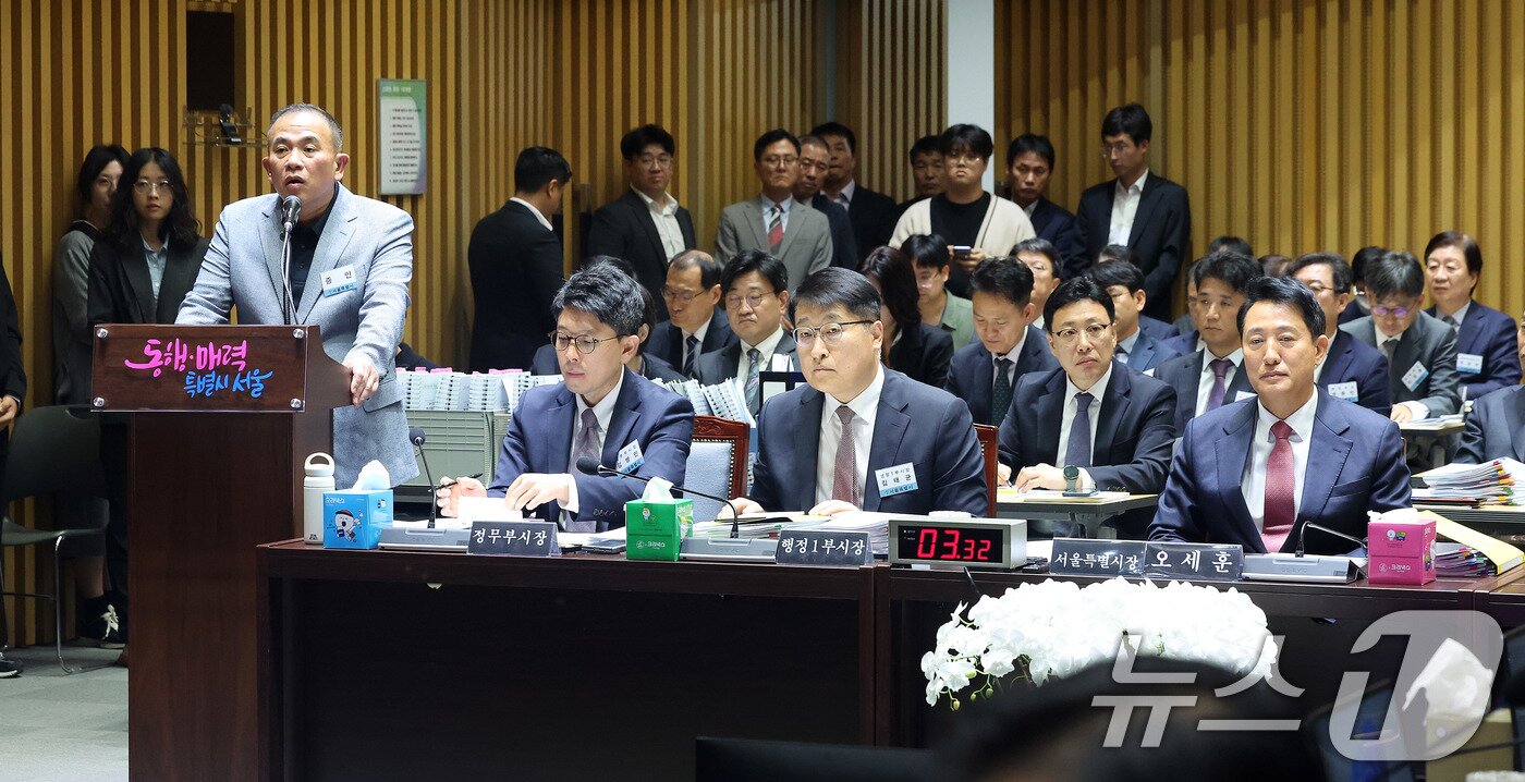 본문 이미지 - &#39;정치 브로커&#39; 명태균씨가 23일 오후 서울 중구 서울시청에서 열린 국회 행정안전위원회 서울시청 국정감사에서 의원질의에 답하고 있다. 2025.10.23/뉴스1 ⓒ News1 황기선 기자