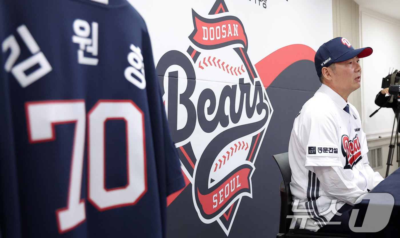 (서울=뉴스1) 김성진 기자 = 김원형 두산 베어스 신임 감독이 23일 서울 잠실야구장에서 열린 취임식에서 취임소감을 말하고 있다.김 감독의 계약 조건은 계약기간 2+1년, 총액 …