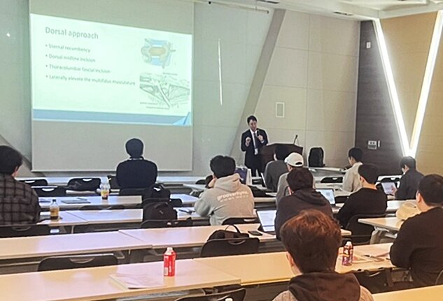 본문 이미지 - 2025 경기북부수의컨퍼런스에서 강의 중인 김용선 원장(본동물의료센터 제공) ⓒ 뉴스1