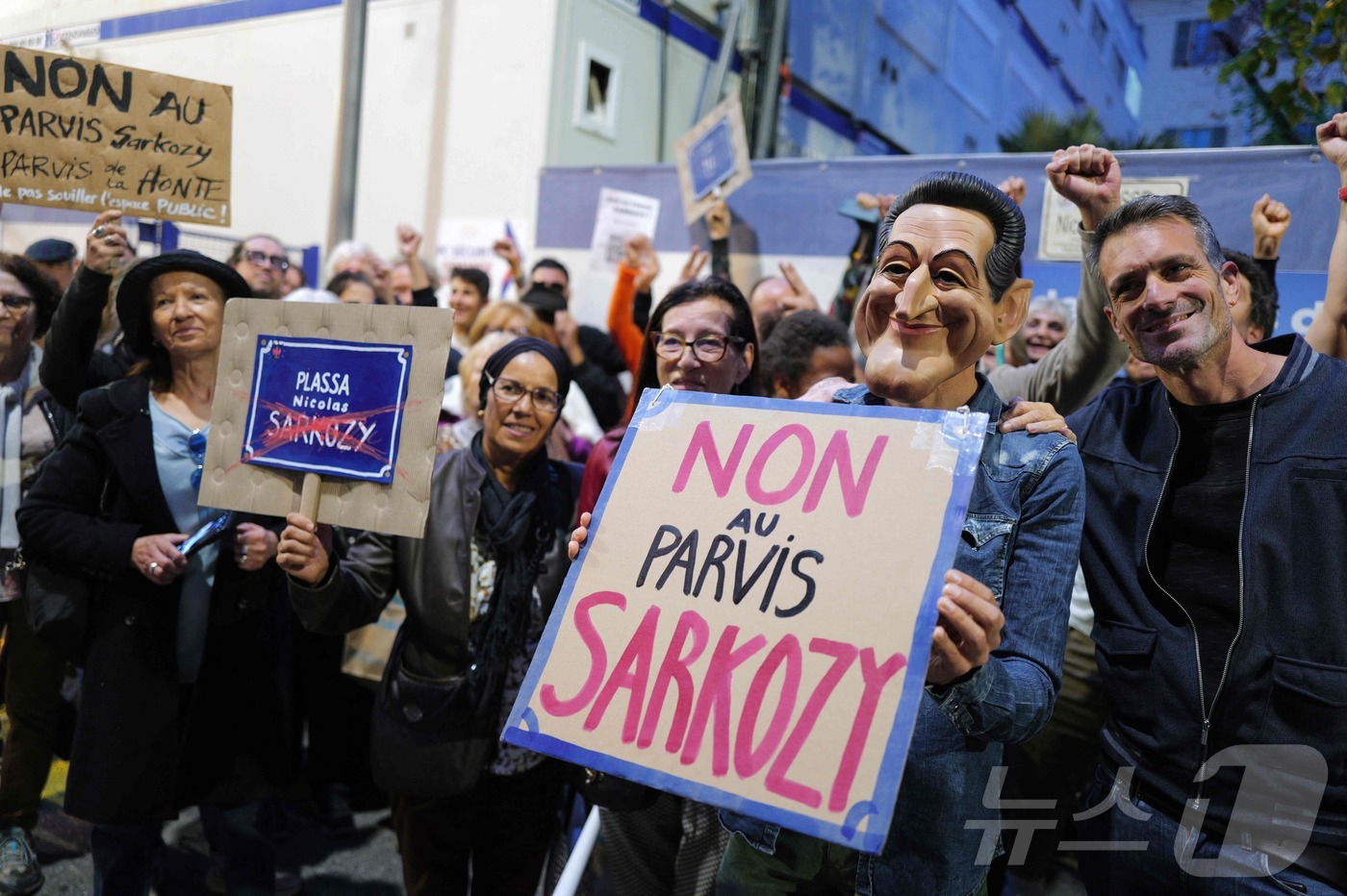 (니스 AFP=뉴스1) 이정환 기자 = 21일(현지시간) 프랑스 니스에서 니콜라 사르코지 가면을 쓴 지역 주민이 경찰서 앞 광장에 니콜라 사르코지 전 프랑스 대통령의 이름을 붙이려 …