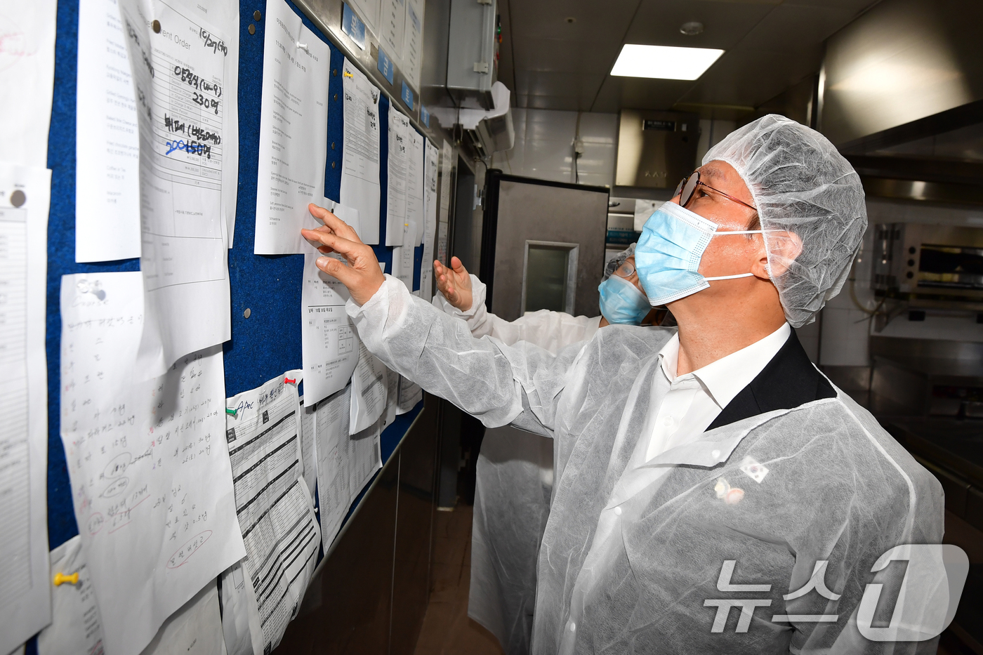 (경주=뉴스1) 최창호 기자 = 김민석 국무총리가 23일 APEC 2025 정상회의 만찬장이 마련된 라한셀렉트 경주 조리실에서 오유경 식품의약품안전처장과 함께 현장을 점검하고 있다 …