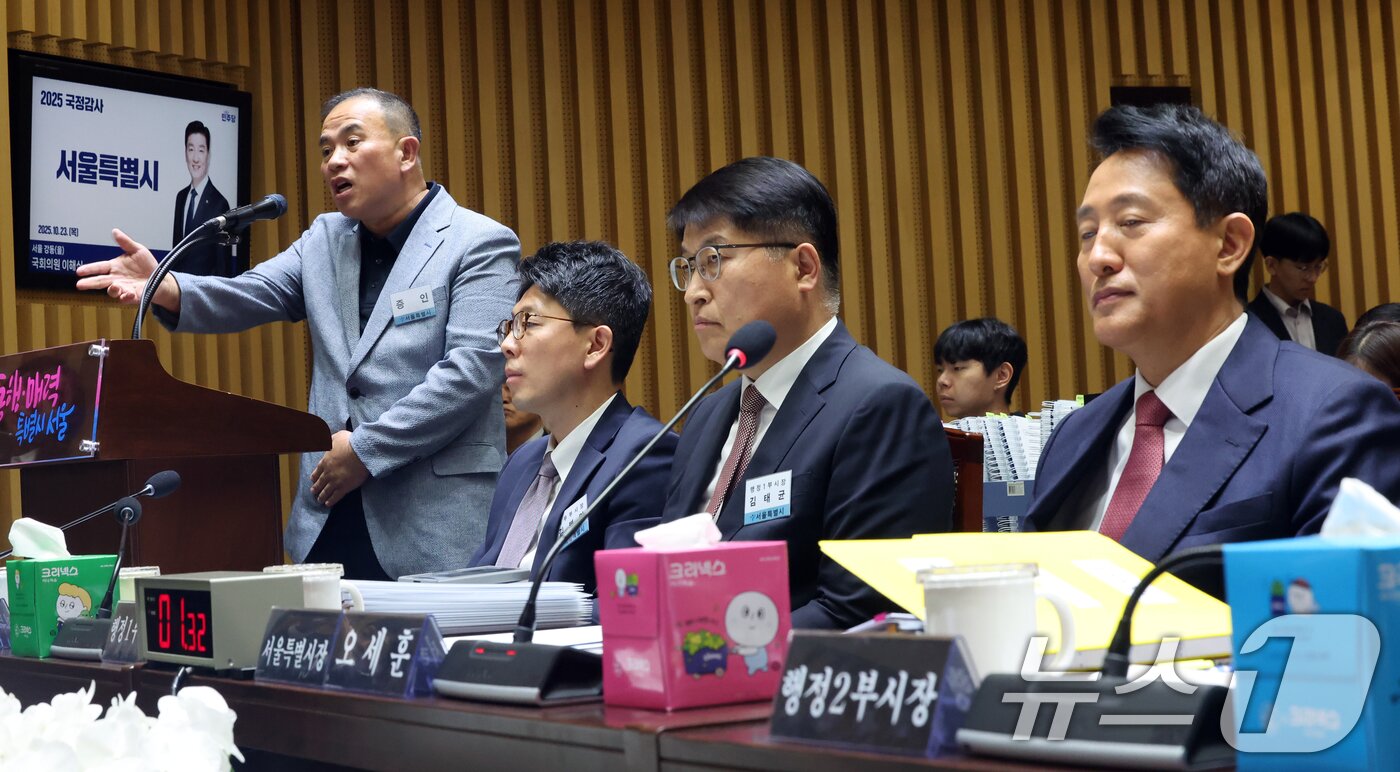 본문 이미지 - &#39;정치 브로커&#39; 명태균씨가 23일 오후 서울 중구 서울시청에서 열린 국회 행정안전위원회 서울시청 국정감사에서 의원질의에 답하고 있다. 2025.10.23/뉴스1 ⓒ News1 황기선 기자