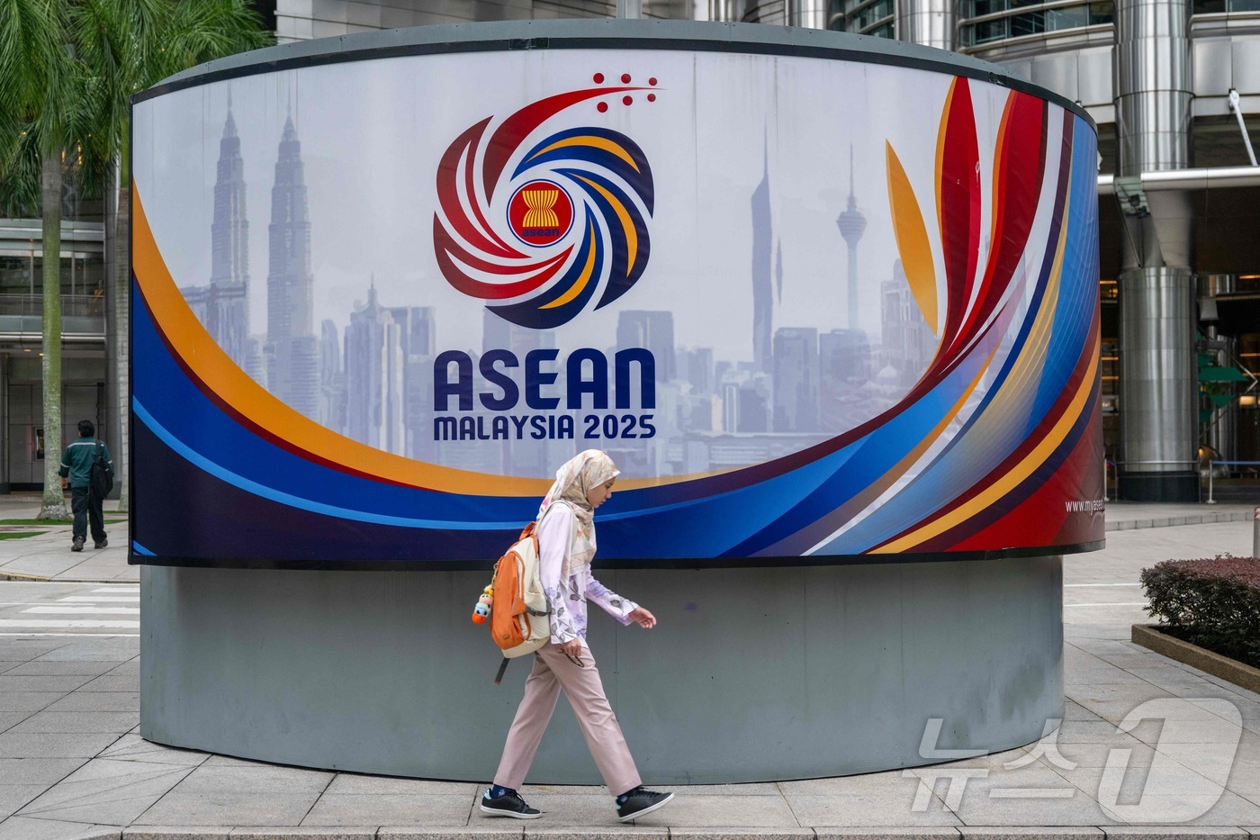 (쿠알라룸푸르 AFP=뉴스1) 이창규 기자 = 오는 26~27일 말레이시아에서 열리는 제47차 동남아시아국가연합(ASEAN) 정상회의를 앞두고 한 여성이 말레이시아 쿠알라룸푸르의 …