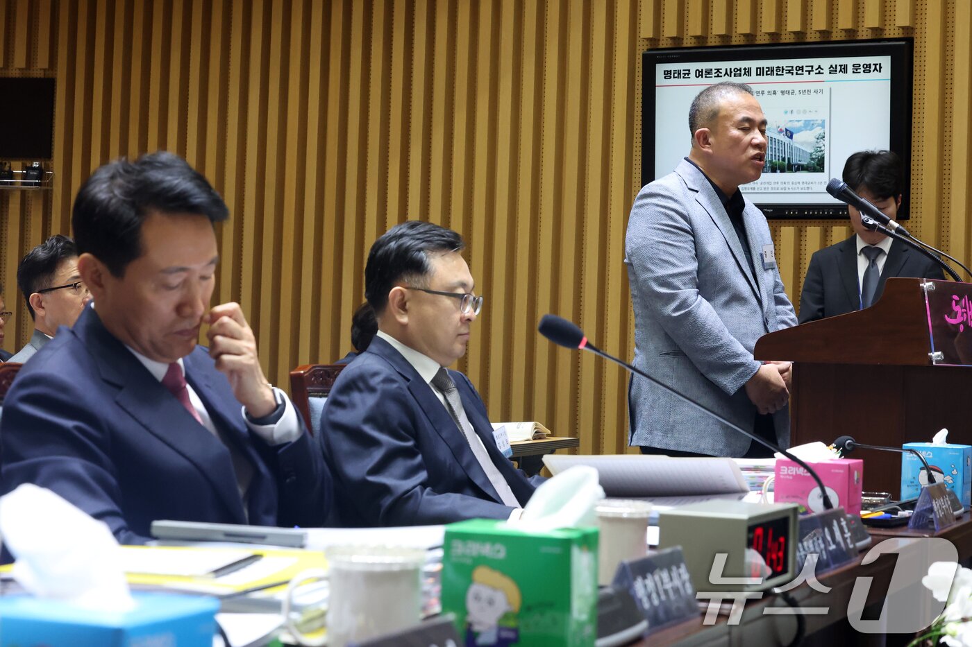 본문 이미지 - &#39;정치 브로커&#39; 명태균씨가 23일 오후 서울 중구 서울시청에서 열린 국회 행정안전위원회 서울시청 국정감사에서 의원질의에 답하고 있다. 2025.10.23/뉴스1 ⓒ News1 황기선 기자