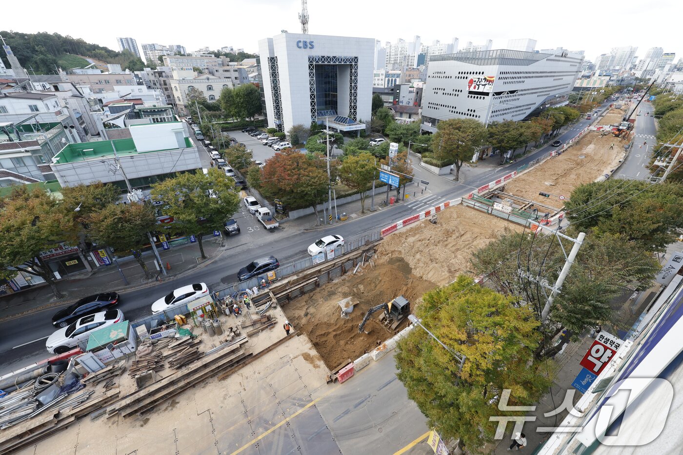 본문 이미지 - 지난 10월 23일 광주도시철도 2호선 1단계 구간인 운천저수지에서 금호지구 입구 사거리 구간 공사가 한창이다. 1단계 구간은 2026년 12월 개통 예정이다. 2025.10.23/뉴스1 ⓒ News1 김태성 기자