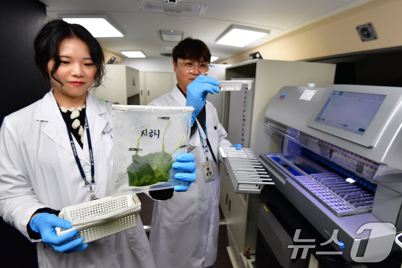 본문 이미지 - 식품의약품안전처 직원들이 23일 APEC 2025 정상회의 만찬장이 마련된 라한셀렉트 경주에서 &#39;식중독 신속 검사 버스&#39;를 투입해 식재료를 검사하고 있다. 2025.10.23/뉴스1 ⓒ News1 최창호 기자