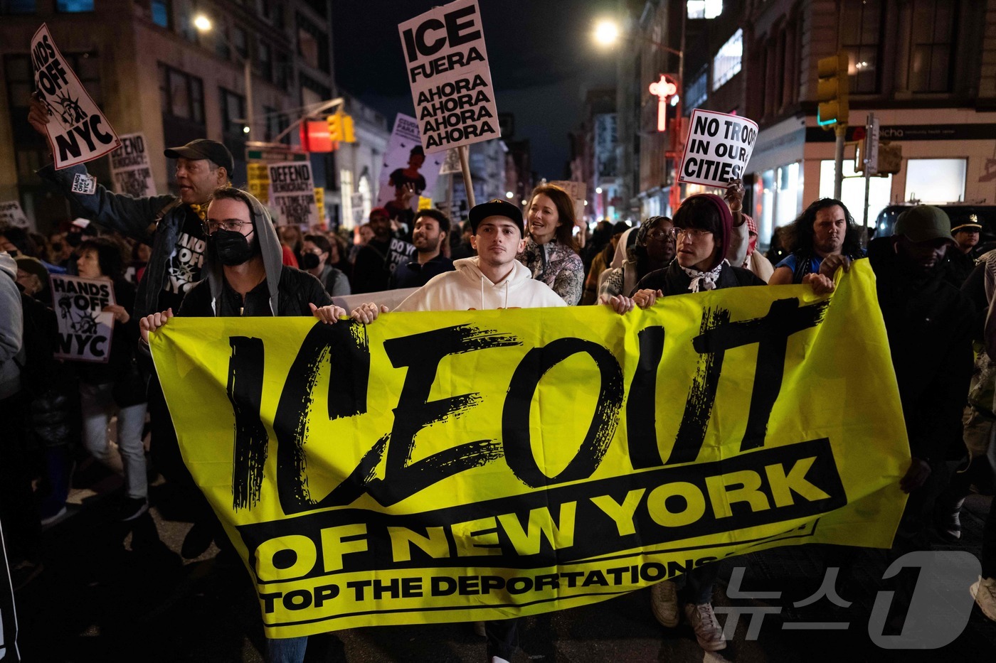 (뉴욕 AFP=뉴스1) 이창규 기자 = 미국 뉴욕시에서 22일(현지시간) 이민세관단속국(ICE)의 불법 이민자 체포에 반대하는 시위대가 벌어졌다. 2025.10.22./뉴스1ⓒ A …