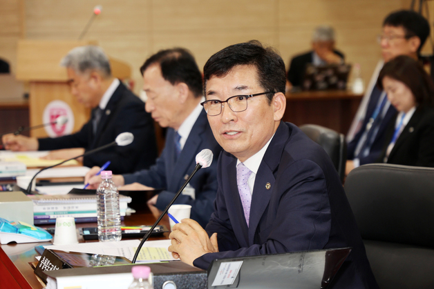 경찰, 윤건영 교육감 '골프 접대' 이어 식사 제공 의혹 함께 내사