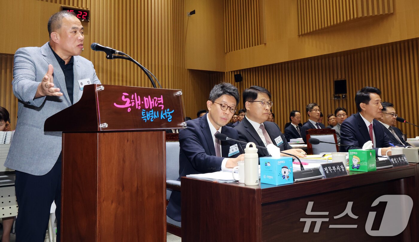 본문 이미지 - &#39;정치 브로커&#39; 명태균씨가 23일 오후 서울 중구 서울시청에서 열린 국회 행정안전위원회 서울시청 국정감사에서 의원질의에 답하고 있다. 2025.10.23/뉴스1 ⓒ News1 황기선 기자