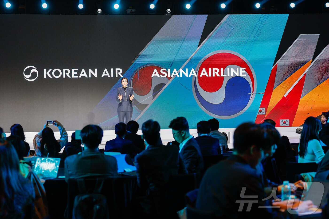 본문 이미지 - 조현민 한진 사장이 23일 서울 용산구 그랜드하얏트호텔에서 열린 한진그룹 80주년 기념식 매체설명회에서 한진그룹 미래전략 및 새로운 CI에 대해 브리핑을 하고 있다. 2025.10.23/뉴스1 ⓒ News1 안은나 기자