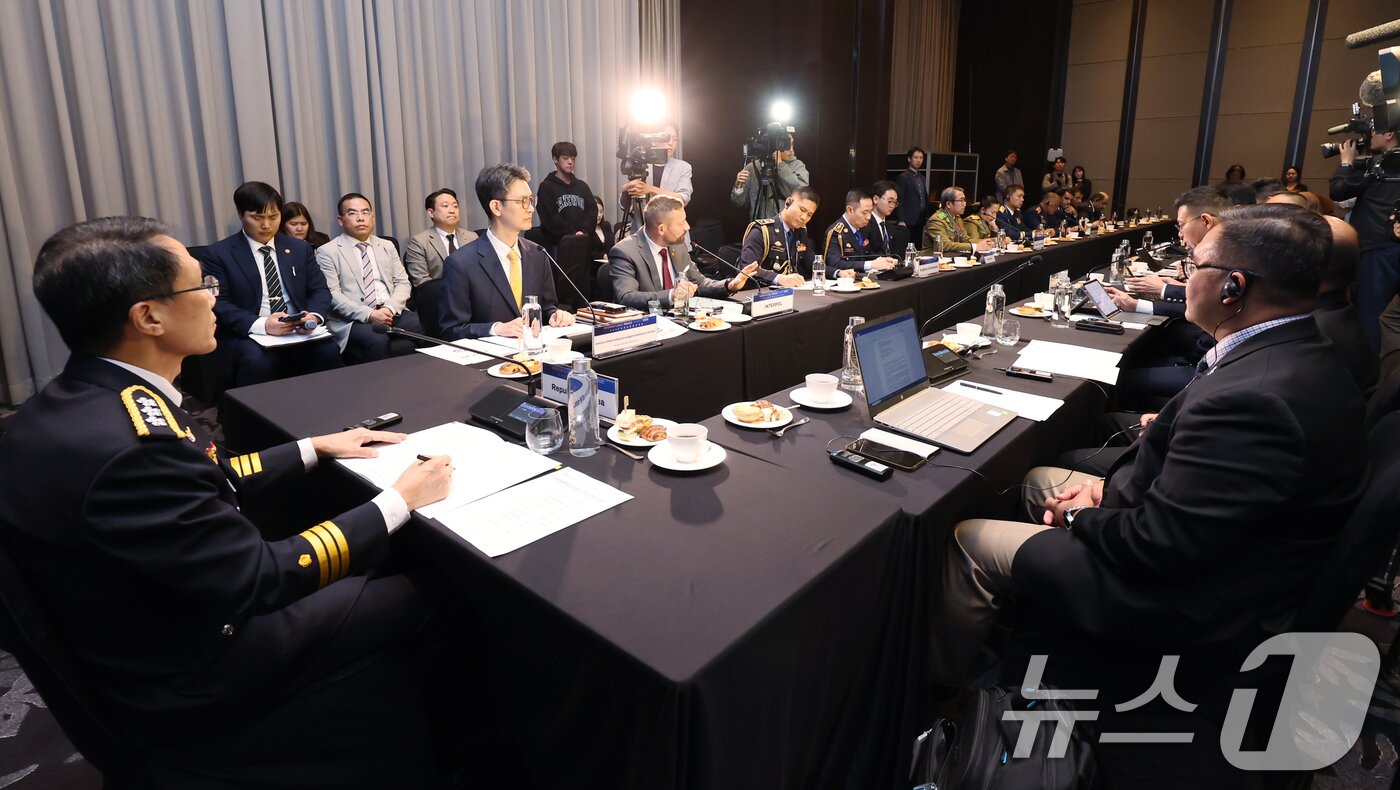본문 이미지 - 23일 오후 서울 여의도 콘래드 호텔에서 열린 국제공조협의체 발족식에서 유재성 경찰청장 직무대행과 인터폴, 아세아나폴 등 경찰 관계자들이 회의를 하고 있다.2025.10.23/뉴스1 ⓒ News1 장수영 기자