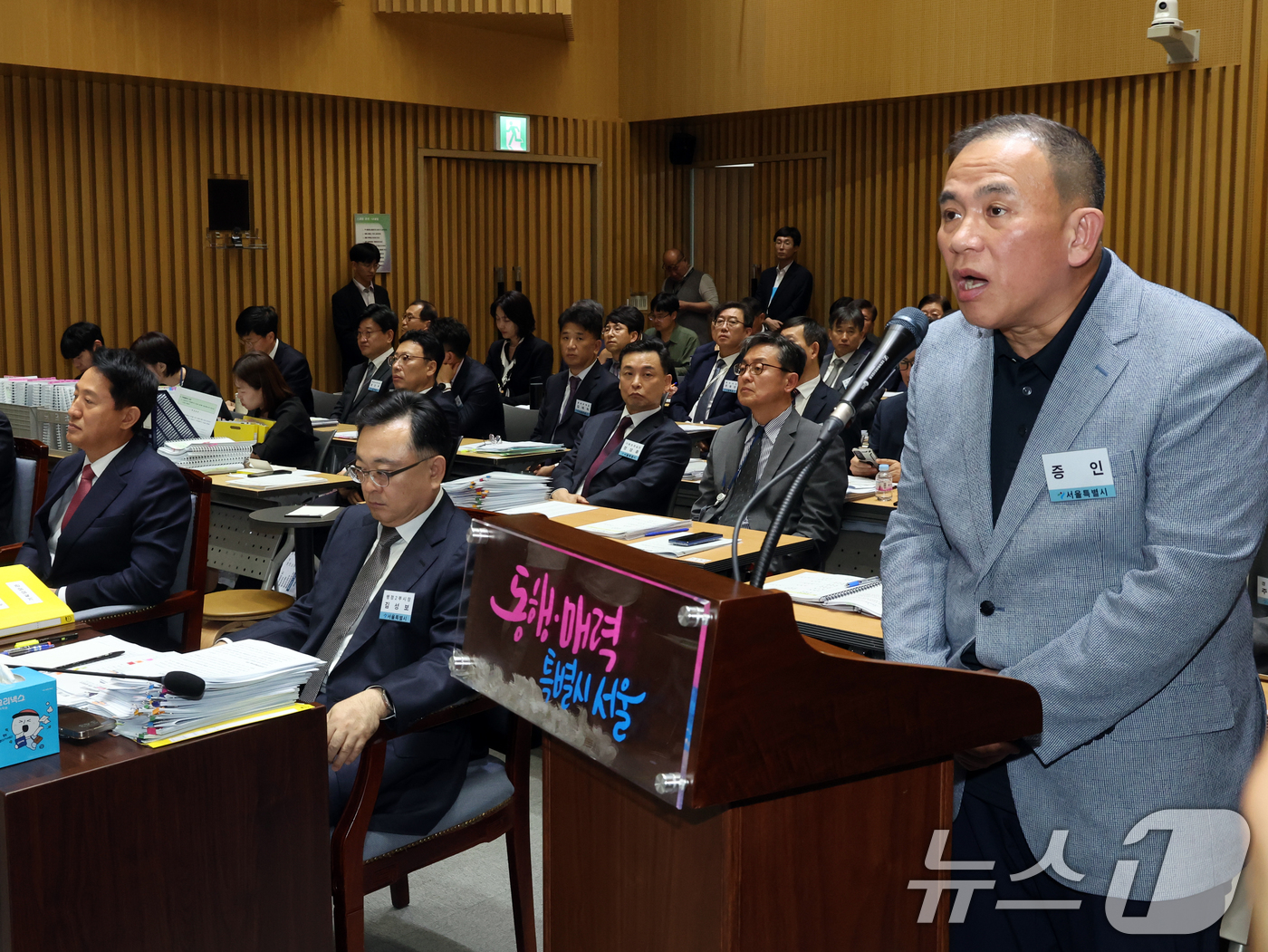 (서울=뉴스1) 황기선 기자 = '정치 브로커' 명태균씨가 23일 오후 서울 중구 서울시청에서 열린 국회 행정안전위원회 서울시청 국정감사에서 의원질의에 답하고 있다. 2025.10 …