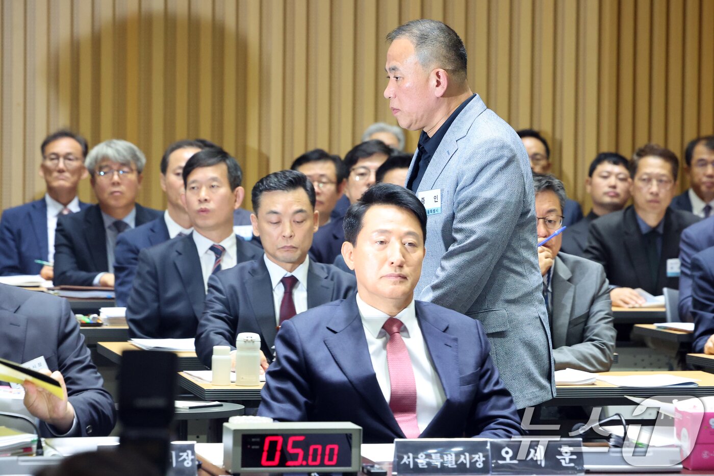 본문 이미지 - &#39;정치 브로커&#39; 명태균씨가 23일 오후 서울 중구 서울시청에서 열린 국회 행정안전위원회 서울시청 국정감사에서 권칠승 더불어민주당 의원 질의에 답변하기 위해 발언대로 향하고 있다. 2025.10.23/뉴스1 ⓒ News1 황기선 기자