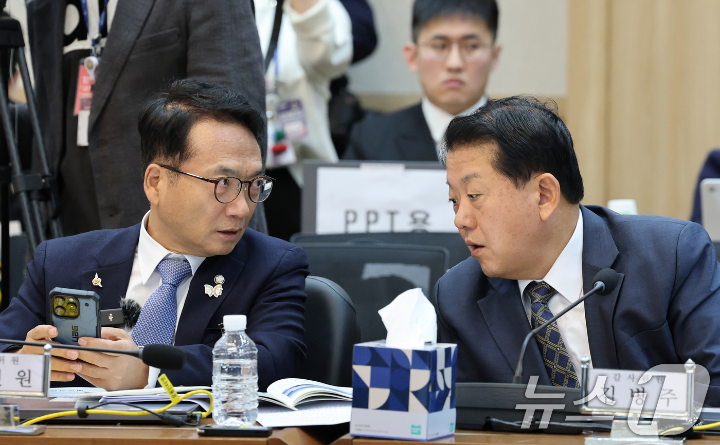 (계룡=뉴스1) 김기태 기자 = 김병주 더불어민주당 의원이 23일 충남 계룡대에서 열린 국회 국방위원회의 해군본부에 대한 국정감사에서 박선원 의원과 대화하고 있다. 2025.10. …