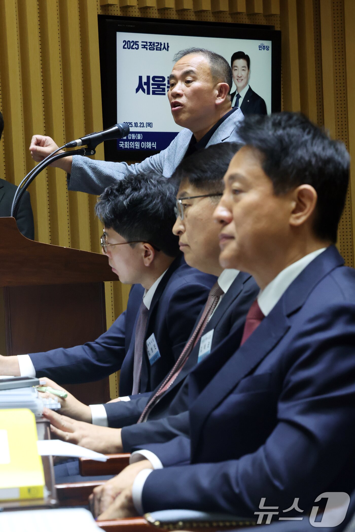 본문 이미지 - &#39;정치 브로커&#39; 명태균씨가 23일 오후 서울 중구 서울시청에서 열린 국회 행정안전위원회 서울시청 국정감사에서 의원질의에 답하고 있다. 2025.10.23/뉴스1 ⓒ News1 황기선 기자