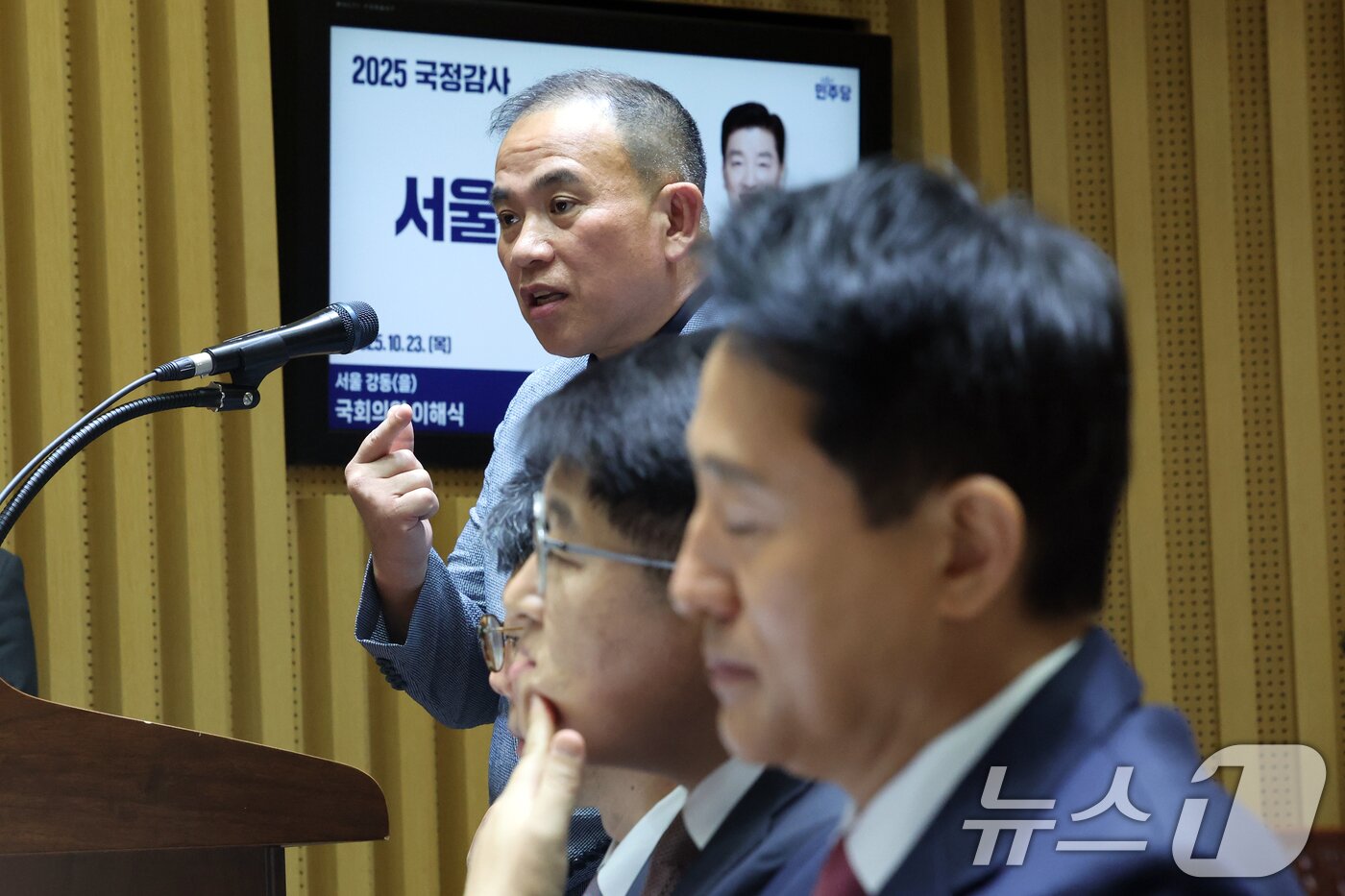 본문 이미지 - &#39;정치 브로커&#39; 명태균씨가 23일 오후 서울 중구 서울시청에서 열린 국회 행정안전위원회 서울시청 국정감사에서 의원질의에 답하고 있다. 2025.10.23/뉴스1 ⓒ News1 황기선 기자