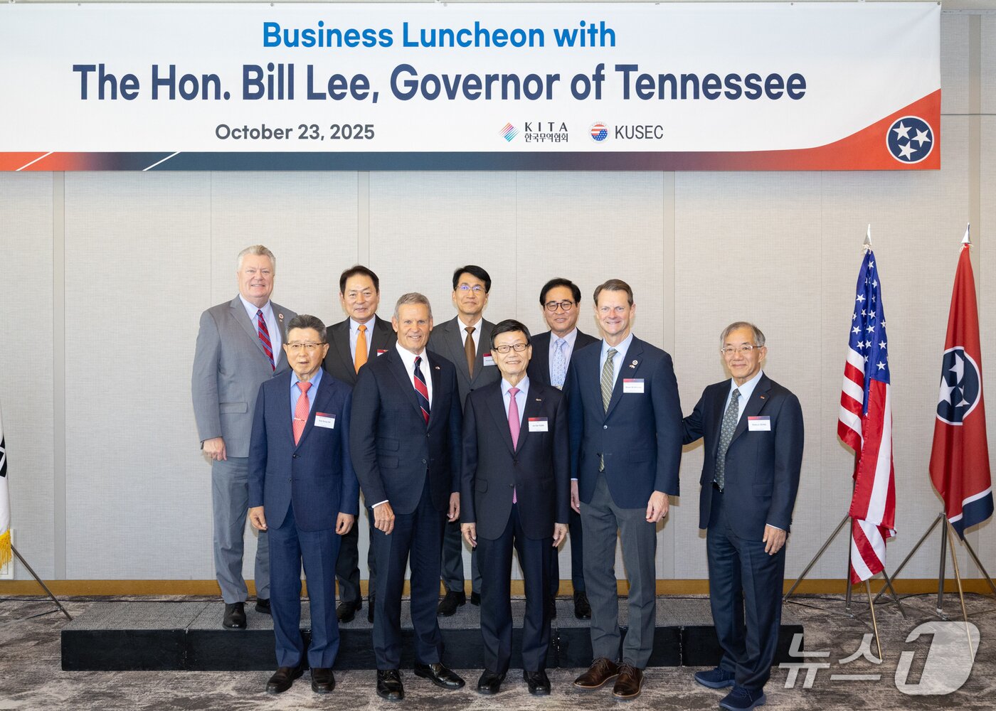 본문 이미지 - 23일 서울 강남구 그랜드인터컨티넨탈 호텔에서 열린 &#39;미 테네시 주지사 초청 무역업계 간담회&#39;에 참석한 주요 인사들이 기념사진을 촬영하고 있다. 앞줄 왼쪽부터 메타바이오메드 오석송 회장, 빌 리 테네시 주지사, 한국무역협회 윤진식 회장, 스튜어트 맥호터 테네시 부지사 겸 상무장관, 와이지-원 송호근 회장. &#40;무역협회 제공&#41;