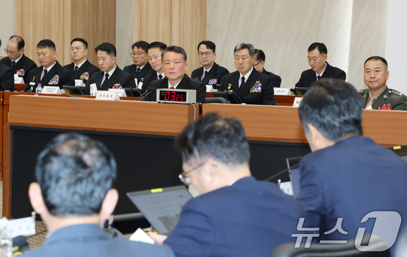 (계룡=뉴스1) 김기태 기자 = 강동길 해군 참모총장과 주일석 해병대사령관이 23일 충남 계룡대에서 열린 국회 국방위원회의 해군본부에 대한 국정감사에서 위원 질의를 듣고 있다. 2 …