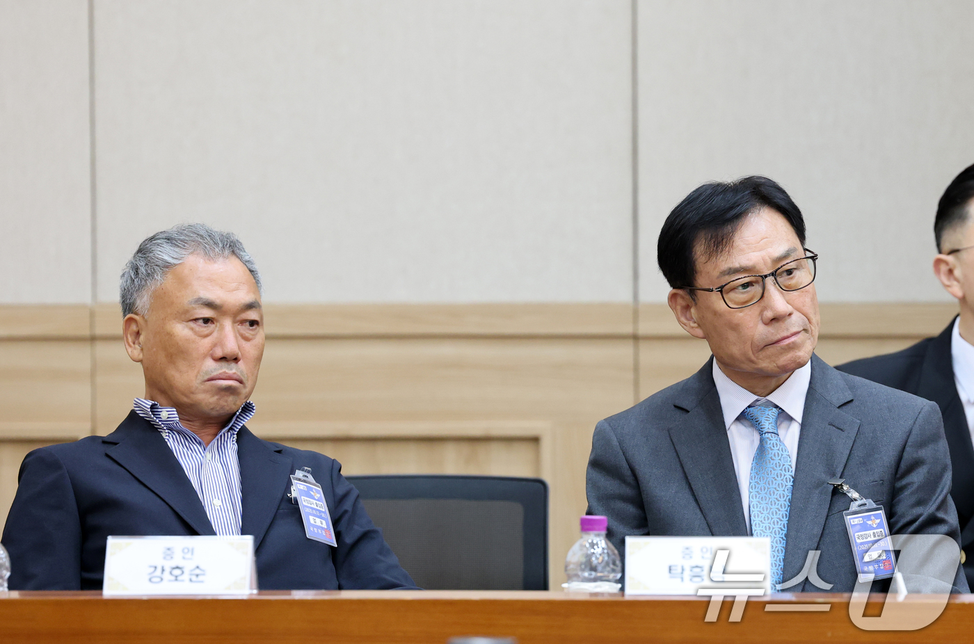 (계룡=뉴스1) 김기태 기자 = 23일 충남 계룡대에서 열린 국회 국방위원회의 해군본부에 대한 국정감사에서 증인으로 출석한 강호순 JK컨벤션 대표와 탁홍남 해군호텔 W웨딩홀 대표가 …