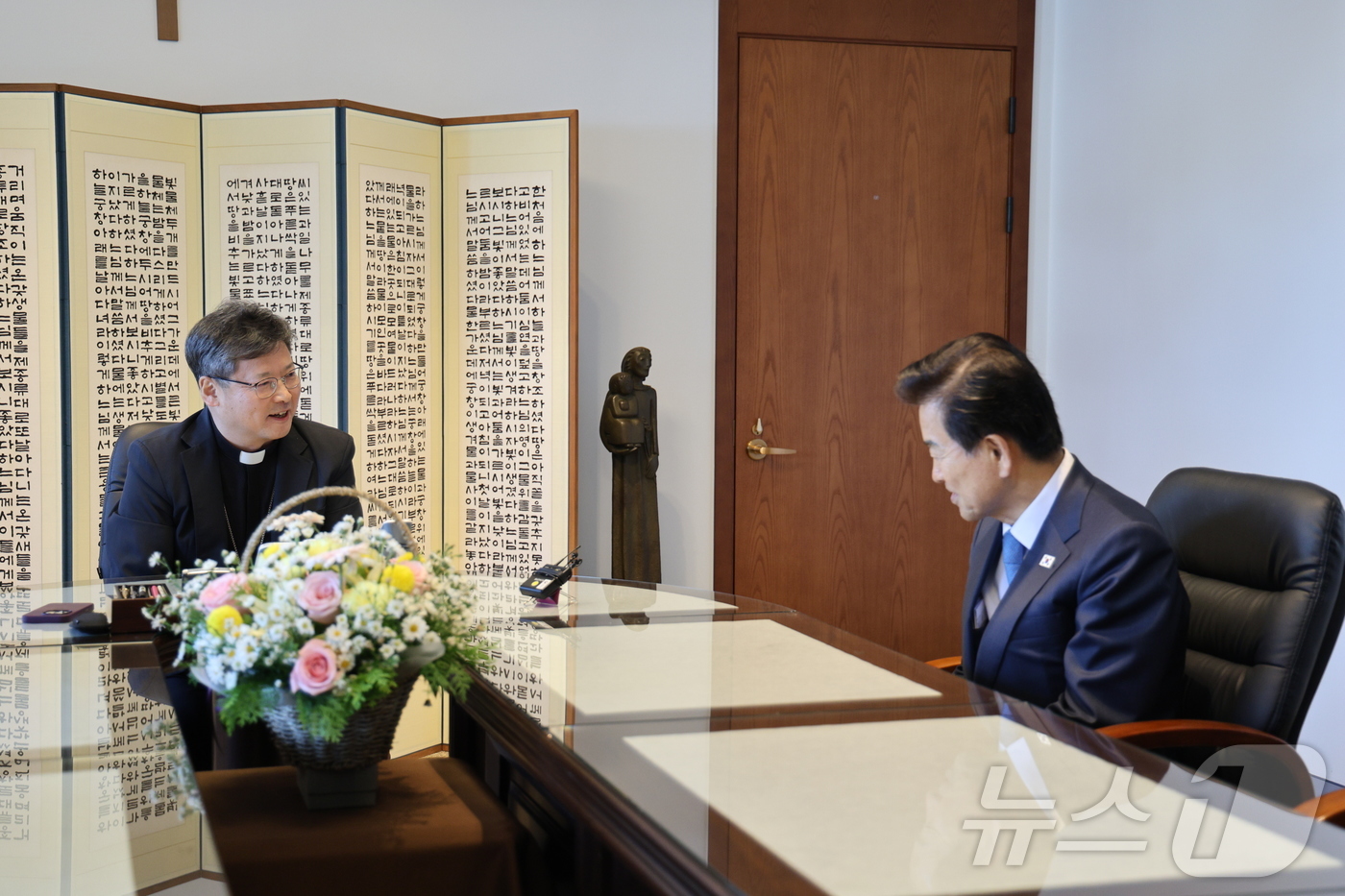 (서울=뉴스1) = 정동영 통일부 장관이 23일 서울 중구 천주교 서울대교구에서 정순택 서울대교구 대주교를 예방하고 있다. (천주교 서울대교구 제공. 재판매 및 DB금지) 2025 …