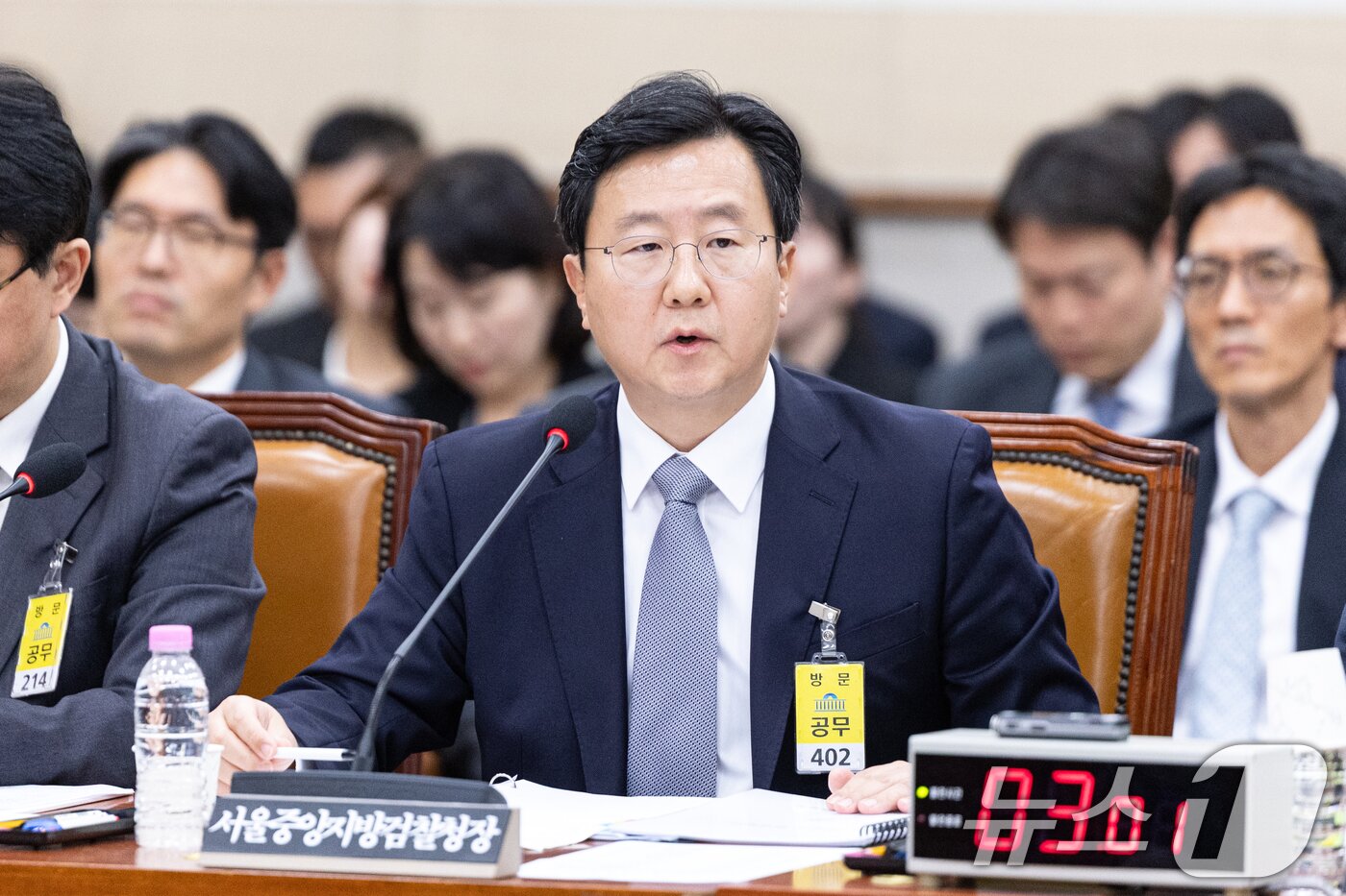 본문 이미지 - 정진우 서울중앙지검장이 지난 10월 23일 서울 여의도 국회 법제사법위원회에서 열린 서울고등검찰청·서울중앙지방검찰청 등에 대한 국정감사에 출석해 의원 질의에 답변하고 있다. 2025.10.23/뉴스1 ⓒ News1 이승배 기자