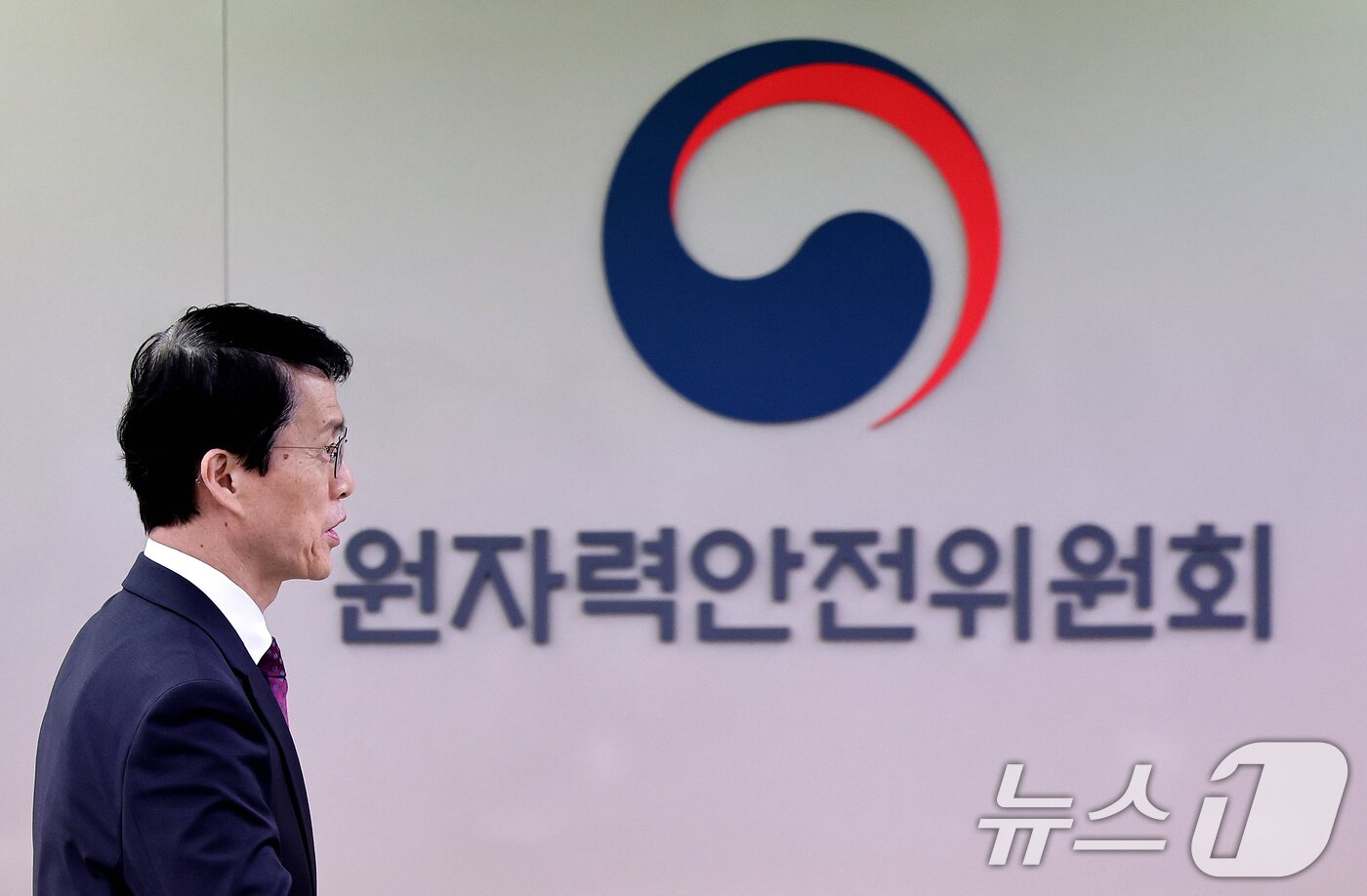 본문 이미지 - 최원호 원자력안전위원회 위원장이 23일 오전 서울 중구 원자력안전위원회(원안위)에서 열린 제223회 전체회의에 참석 하고 있다. 2025.10.23/뉴스1 ⓒ News1 이호윤 기자