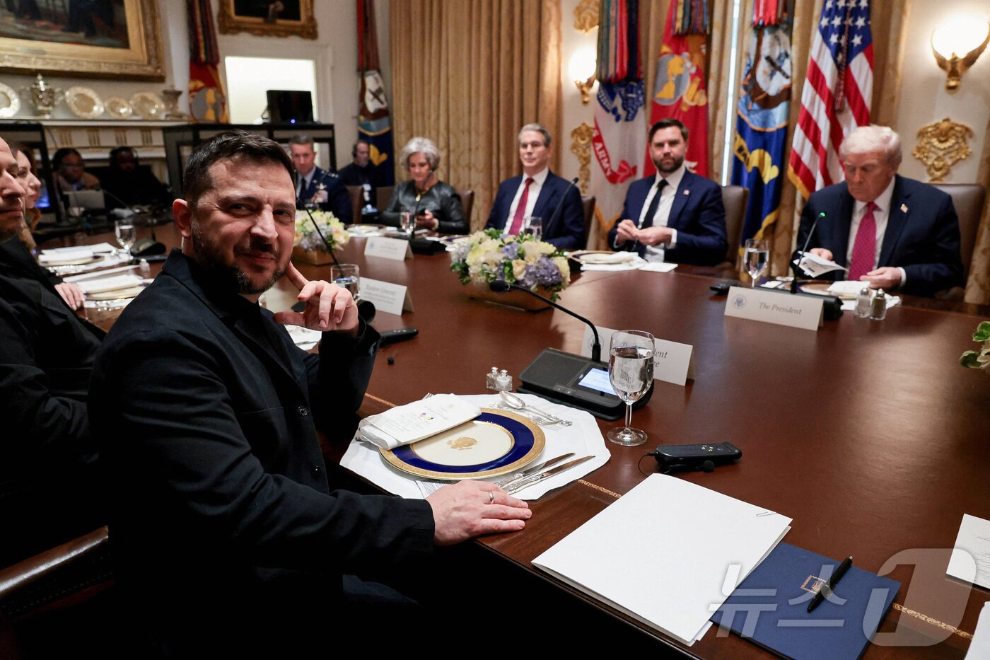 본문 이미지 - 트럼프 미국 대통령과 백악관 정상회담 중인 젤렌스키 우크라이나 대통령&#40;왼쪽 앞&#41; 2025.10.17 ⓒ 로이터=뉴스1 ⓒ News1 이지예 객원기자