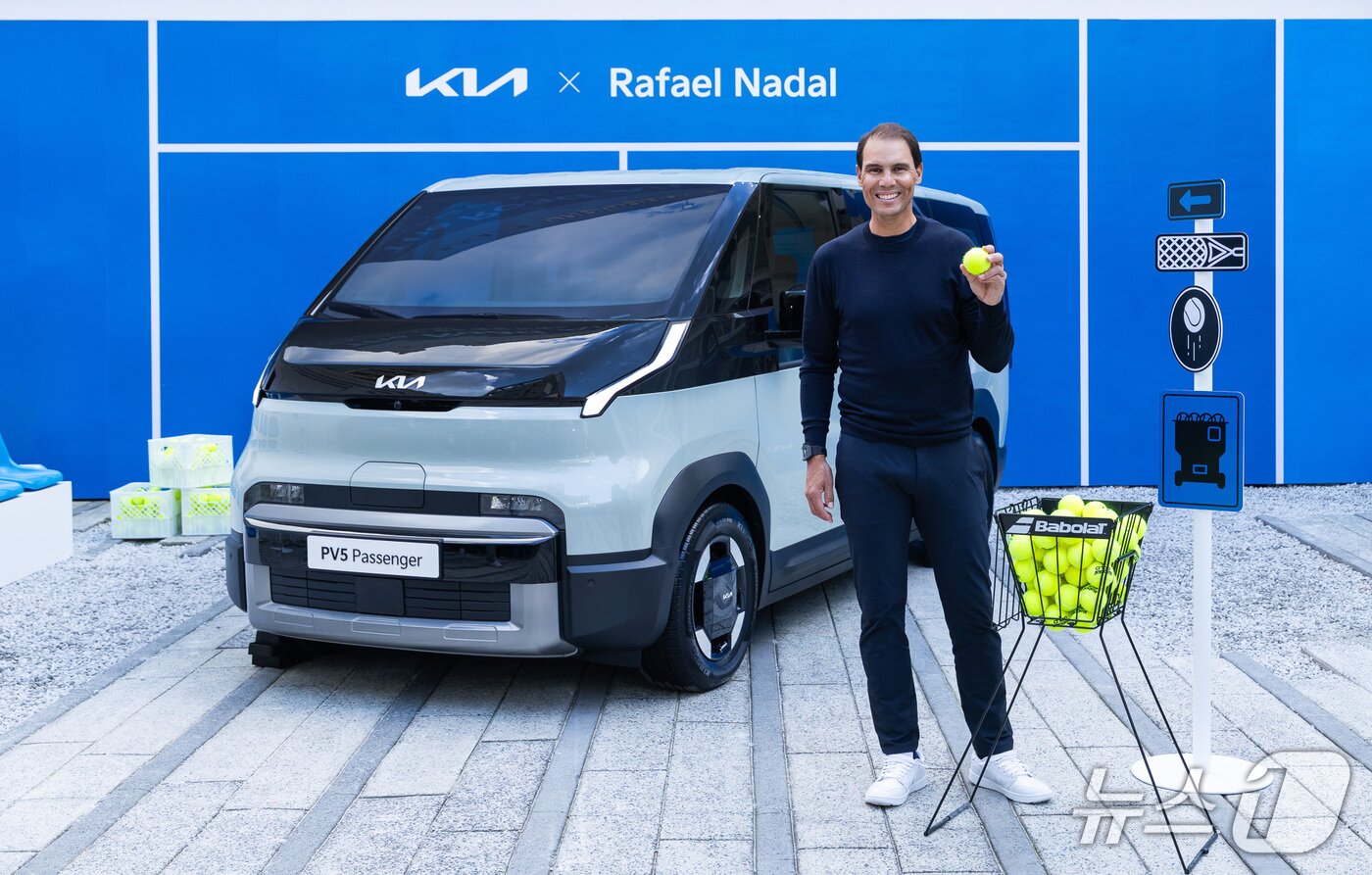 본문 이미지 - 라파엘 나달이 기아 언플러그드 그라운드에 전시된 PV5 패신저 차량과 기념 촬영을 하고 있는 모습. &#40;기아 제공&#41;
