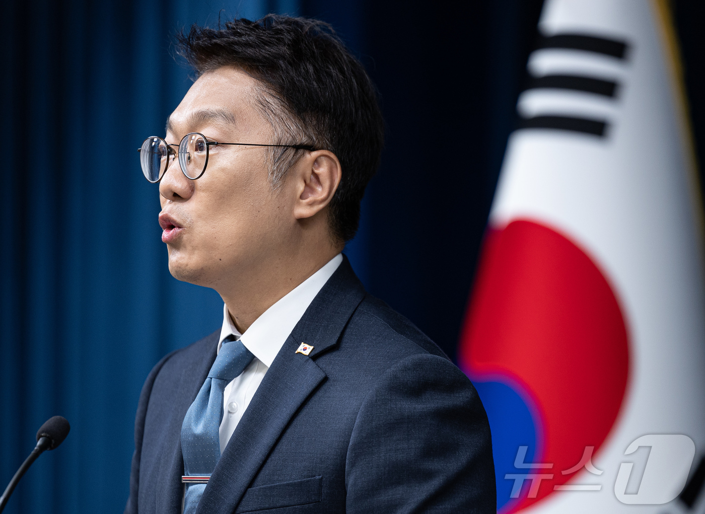 (서울=뉴스1) 이재명 기자 = 김남준 대변인이 23일 서울 용산 대통령실 청사에서 대통령 주재 수석보좌관회의 결과 관련 브리핑을 하고 있다. 2025.10.23/뉴스1